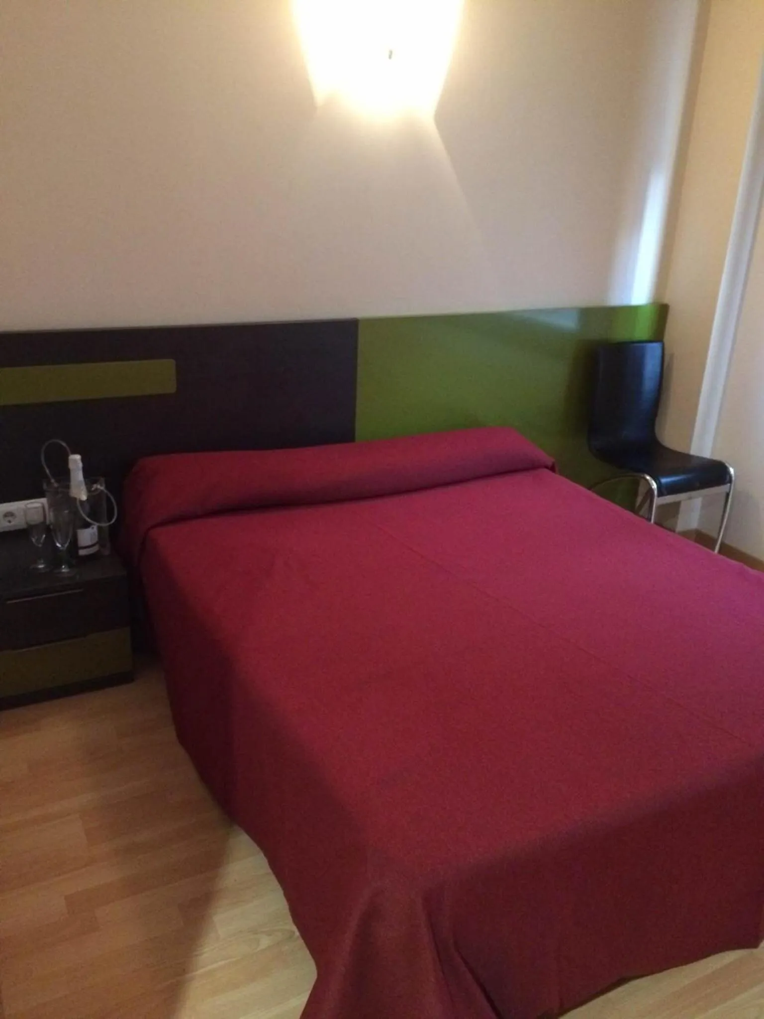 Photo of the whole room, Bed in Llagotel