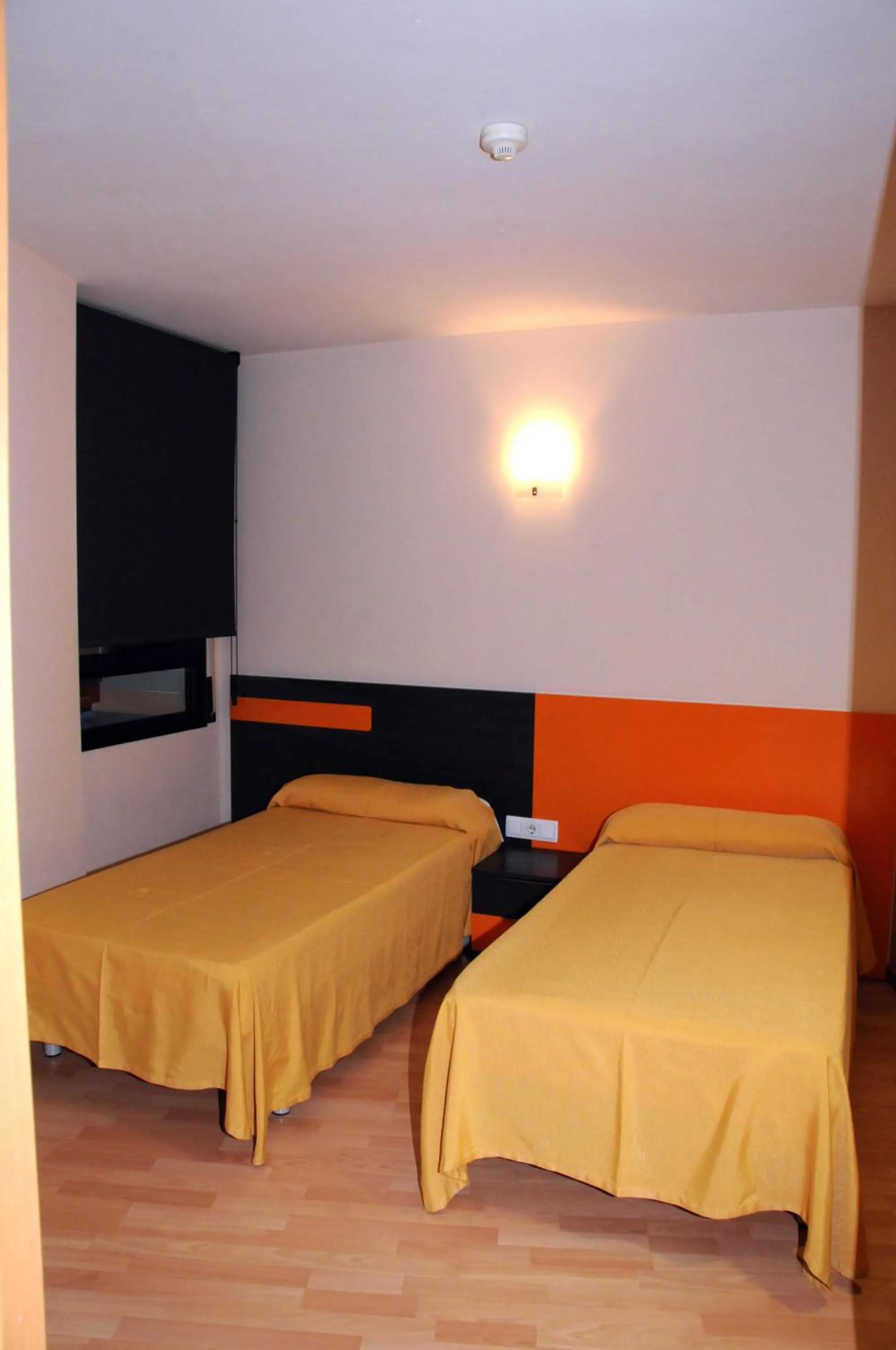 Photo of the whole room, Bed in Llagotel