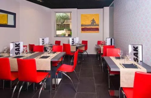 Restaurant/places to eat in Llagotel