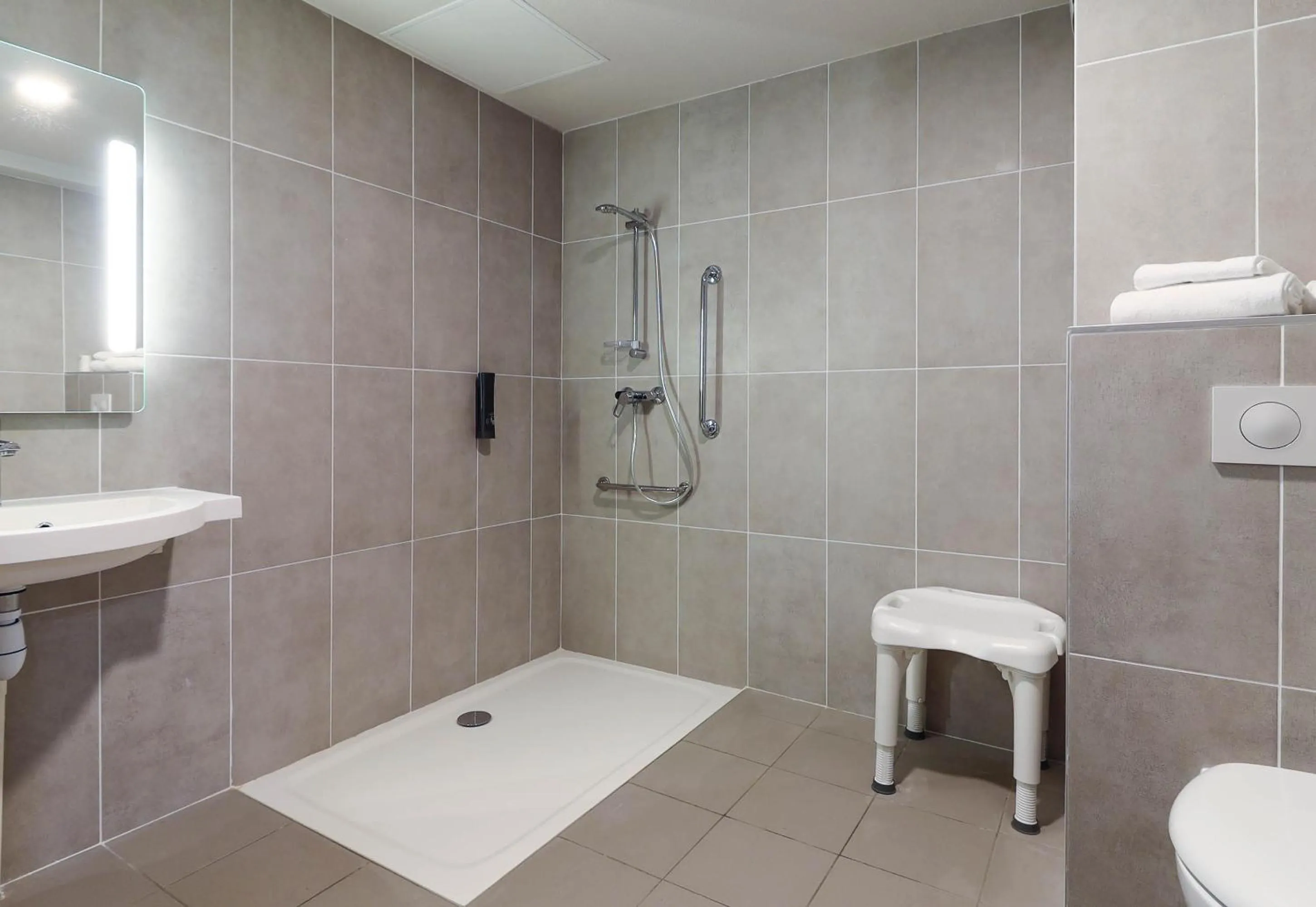 Bathroom in B&B HOTEL Le Creusot Montchanin