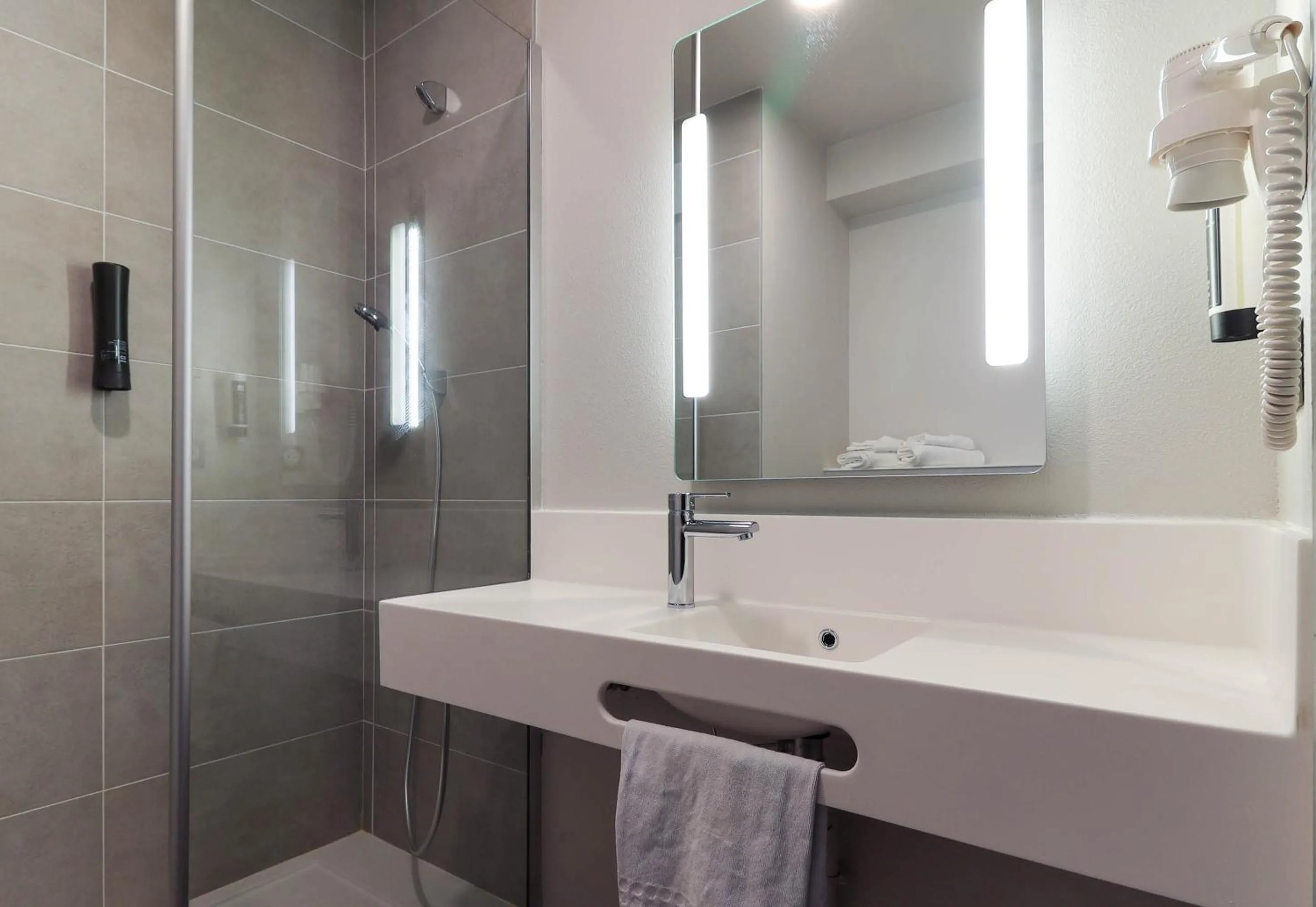 Bathroom in B&B HOTEL Le Creusot Montchanin