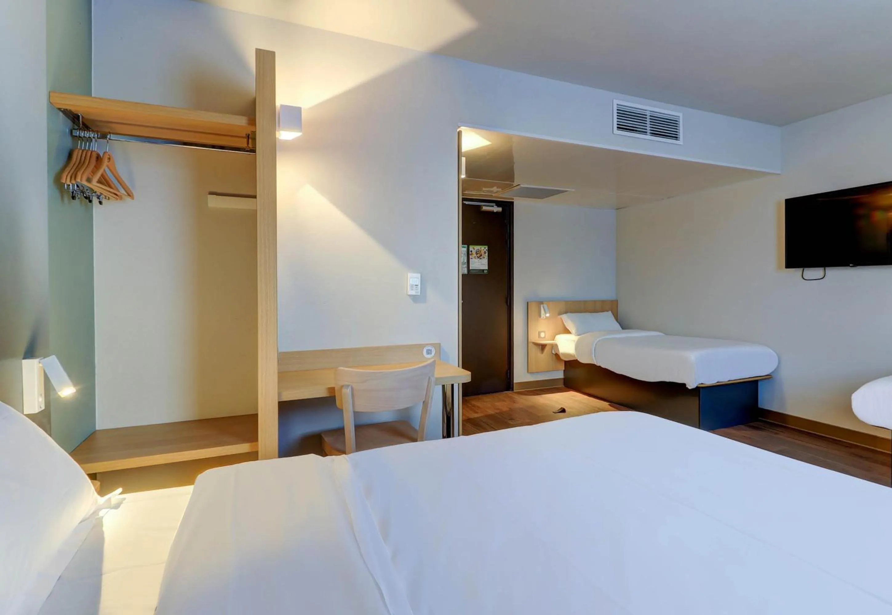 Bedroom, Bed in B&B HOTEL Le Creusot Montchanin