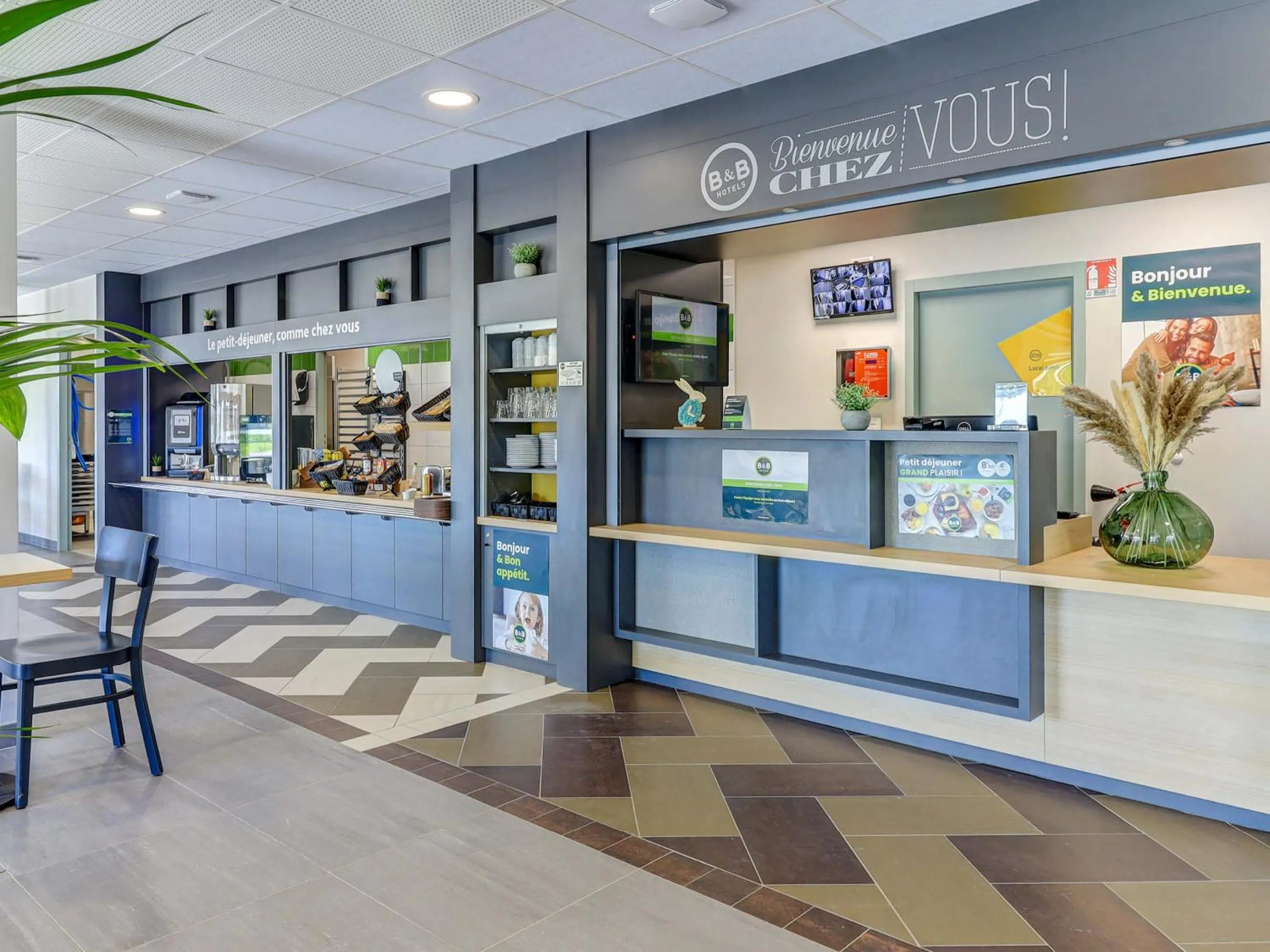 Lobby or reception in B&B HOTEL Le Creusot Montchanin