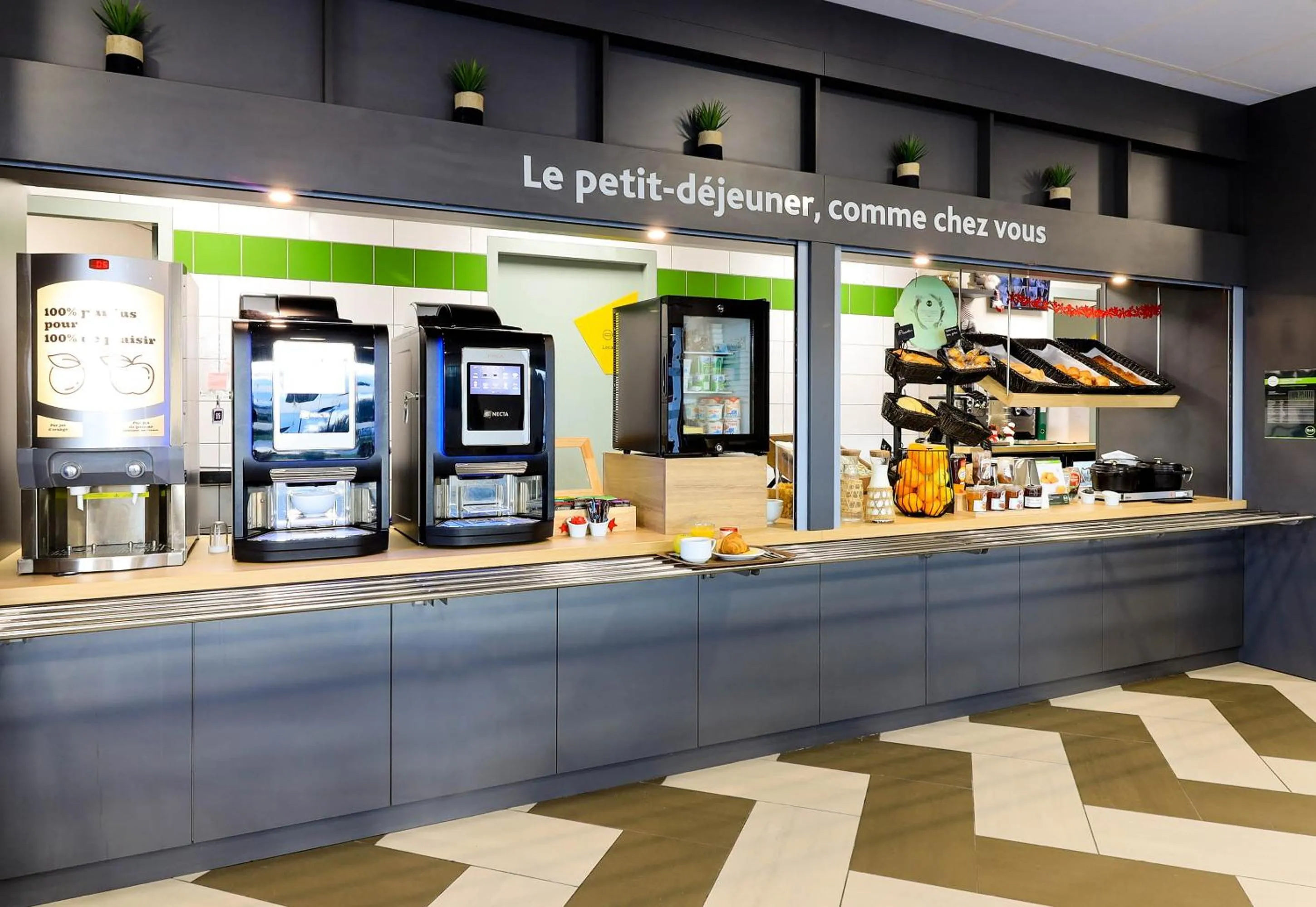 Buffet breakfast in B&B HOTEL Le Creusot Montchanin