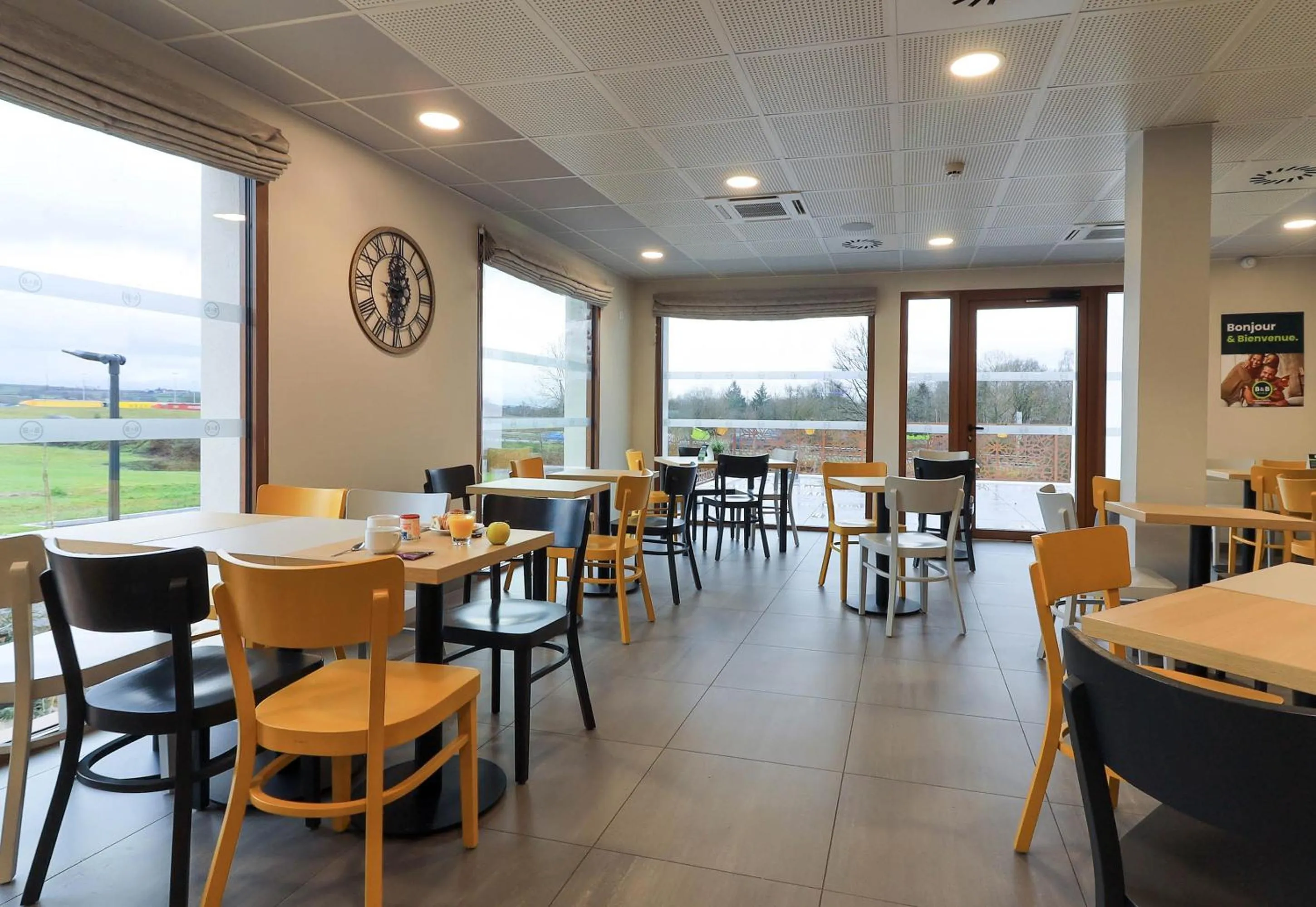 Restaurant/places to eat in B&B HOTEL Le Creusot Montchanin