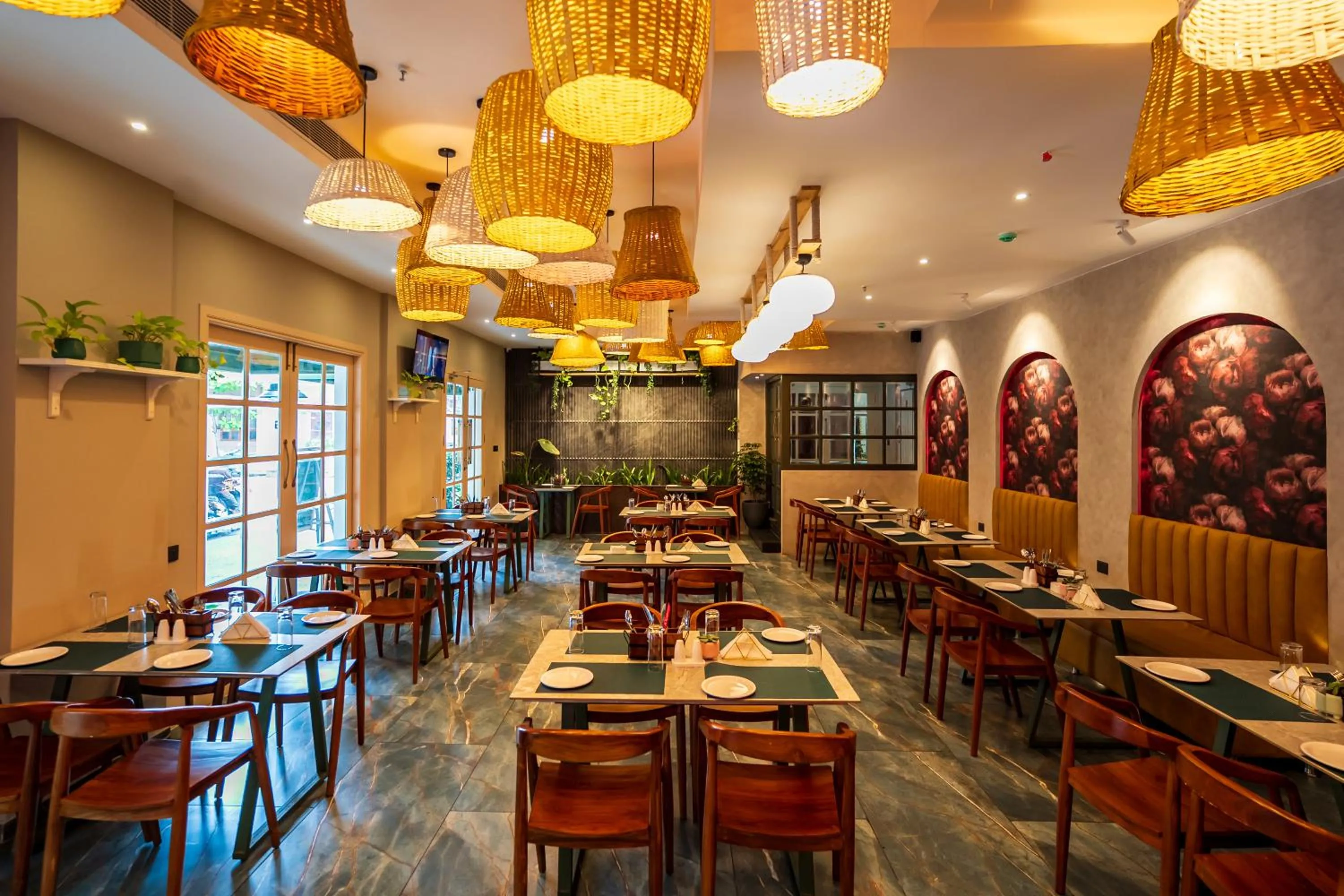 Restaurant/places to eat in De Fleur Hotel