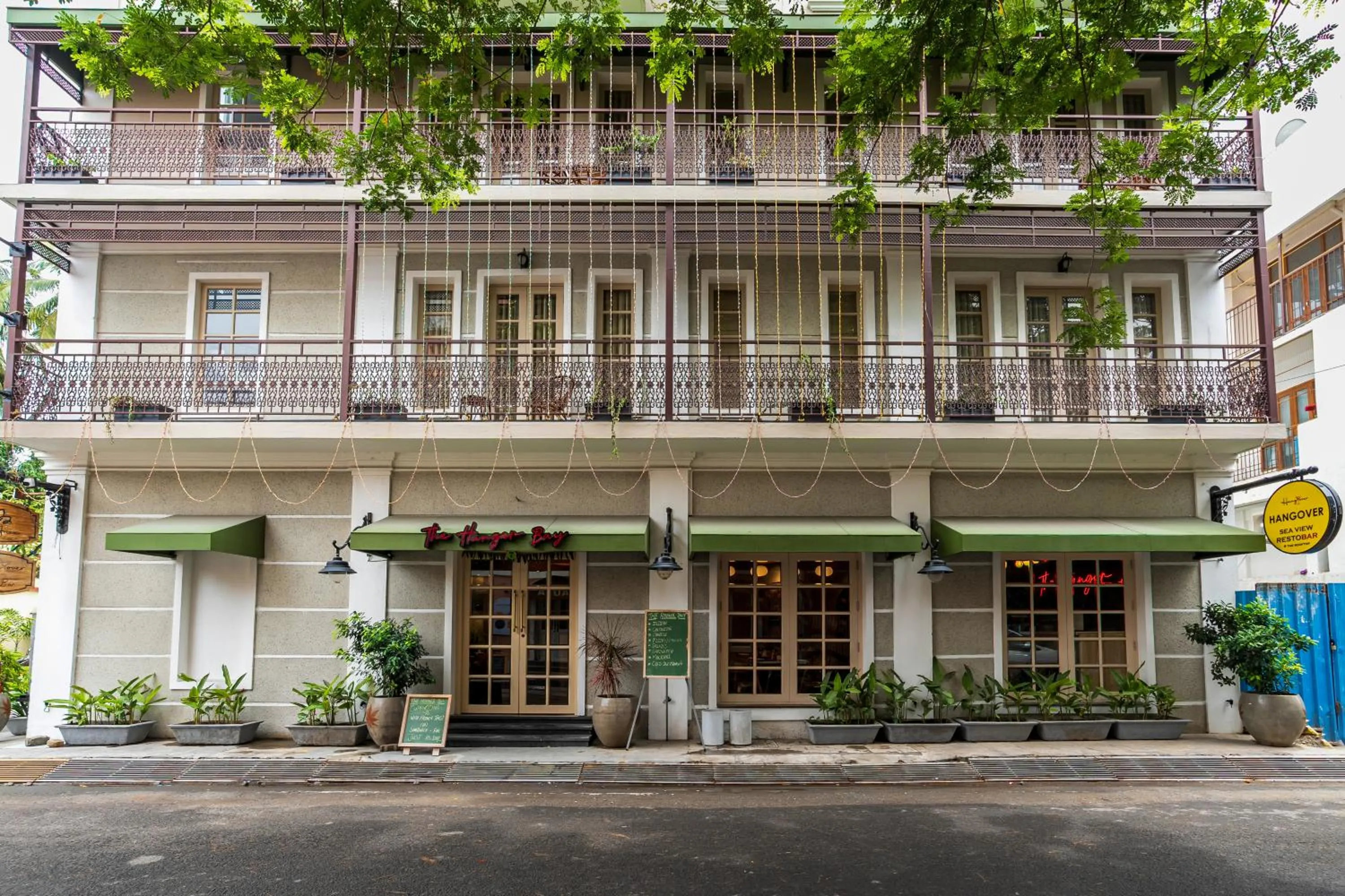 Restaurant/places to eat in De Fleur Hotel