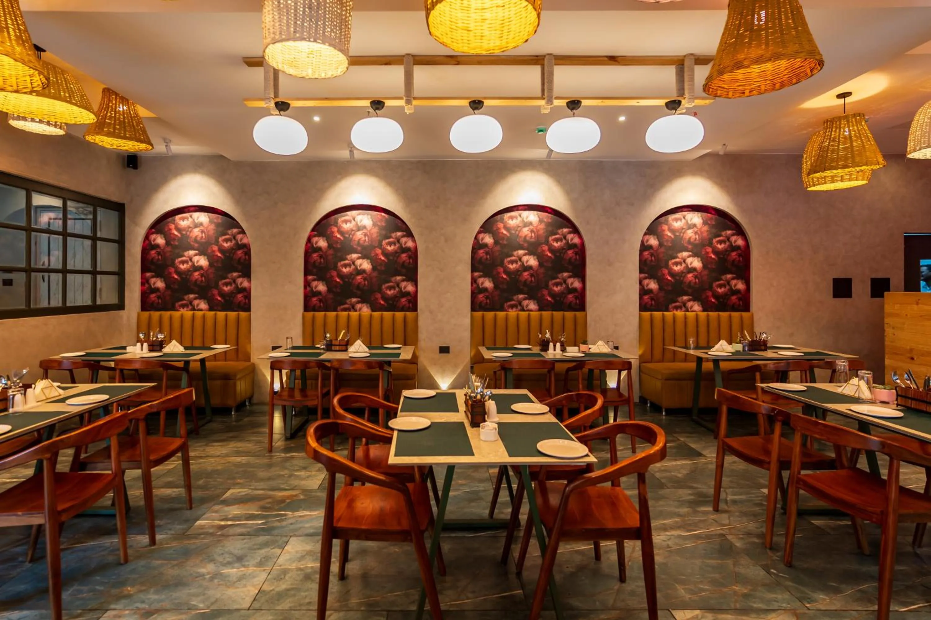 Restaurant/places to eat in De Fleur Hotel