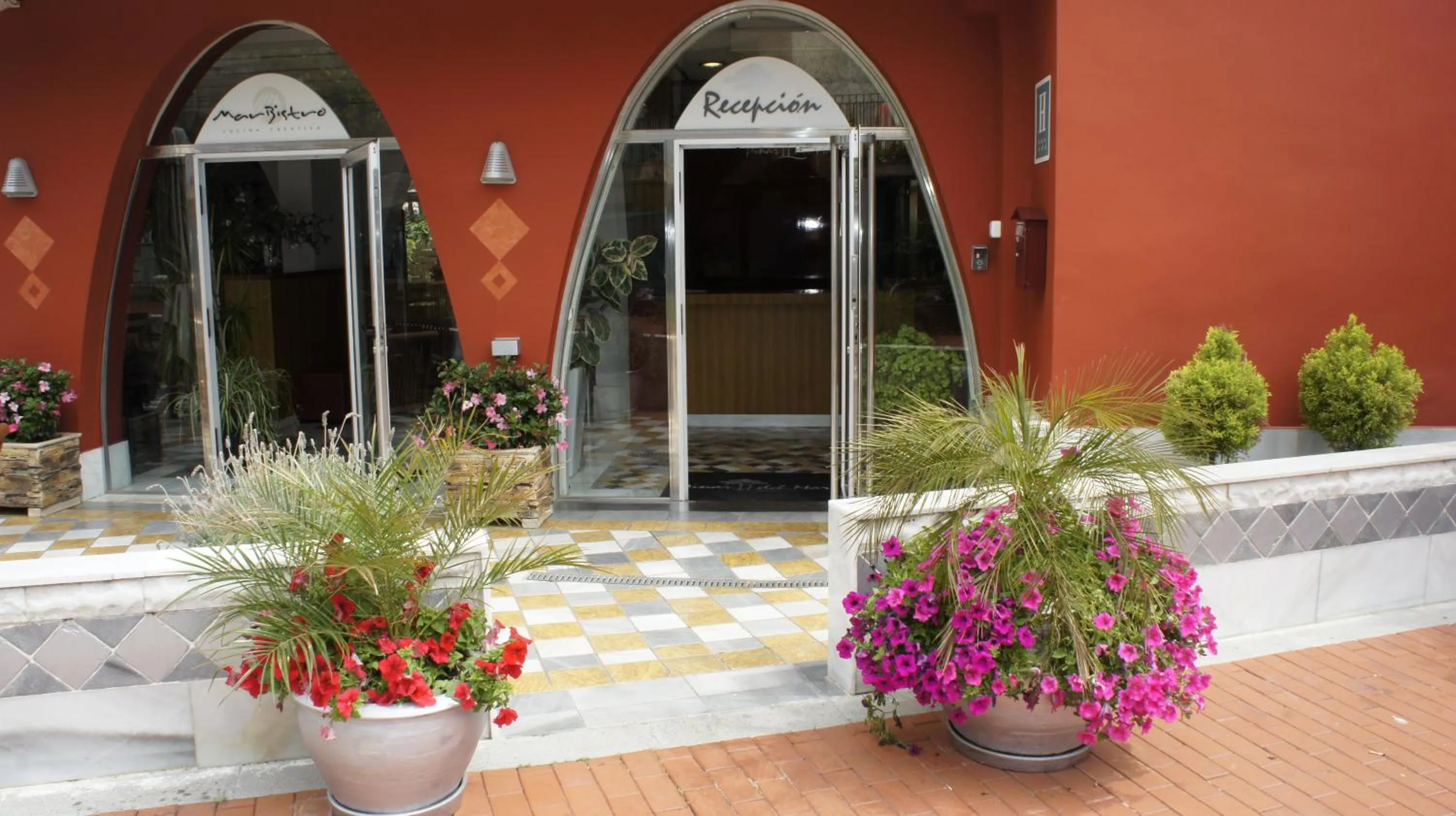 Facade/entrance in Hotel Spa Pinar del Mar