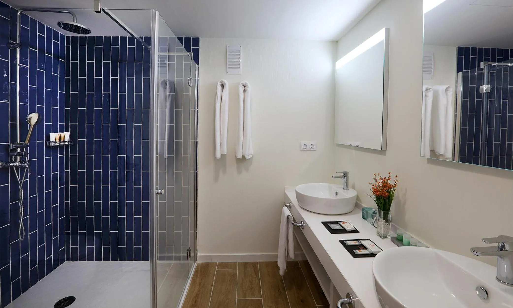 Shower in Golden Mar Menuda