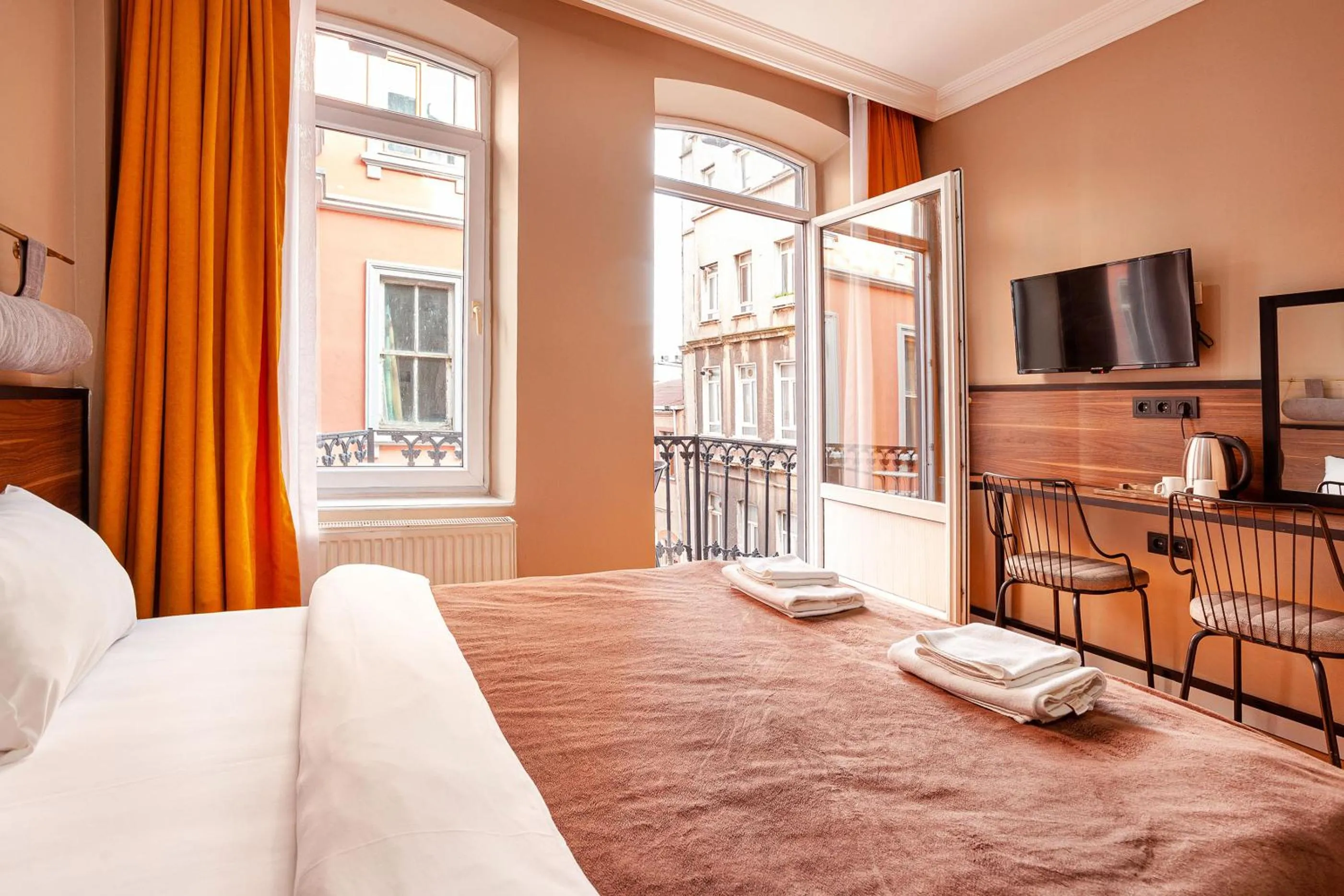 Seating area, Bed in Aram Kerasi Rooms