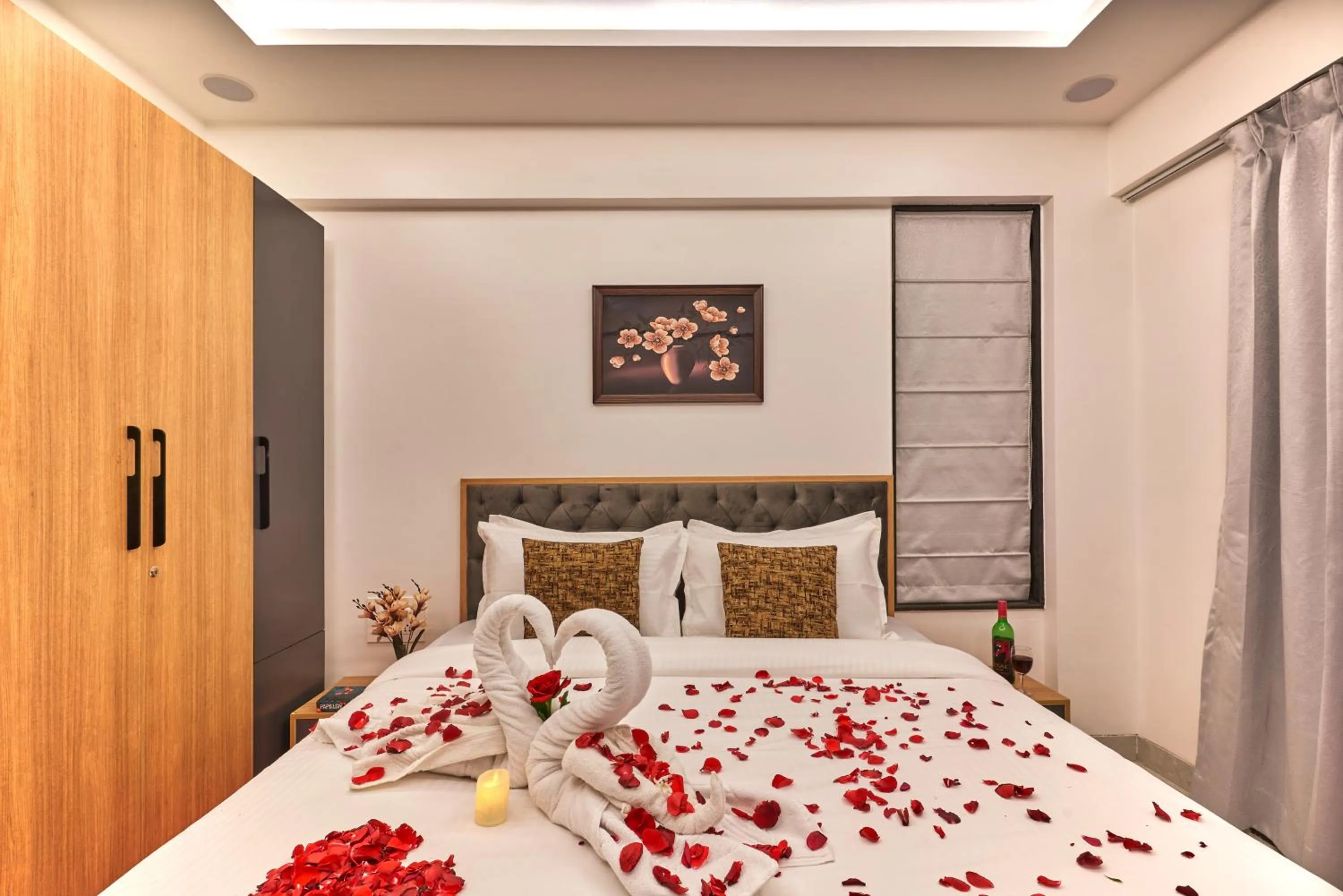 Photo of the whole room, Bed in Drizzle Resort with Swimming pool Near Maapro Garden