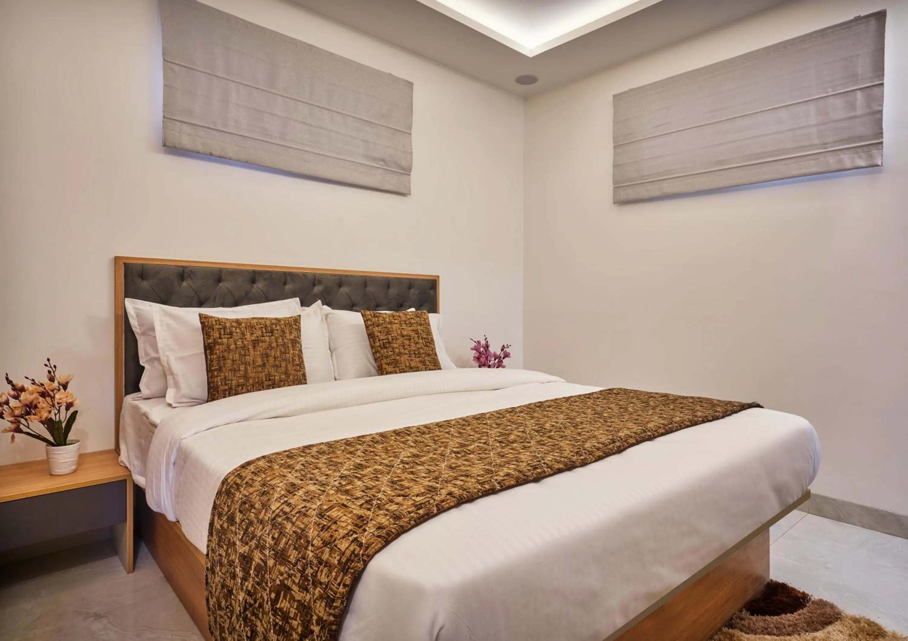 Photo of the whole room, Bed in Drizzle Resort with Swimming pool Near Maapro Garden