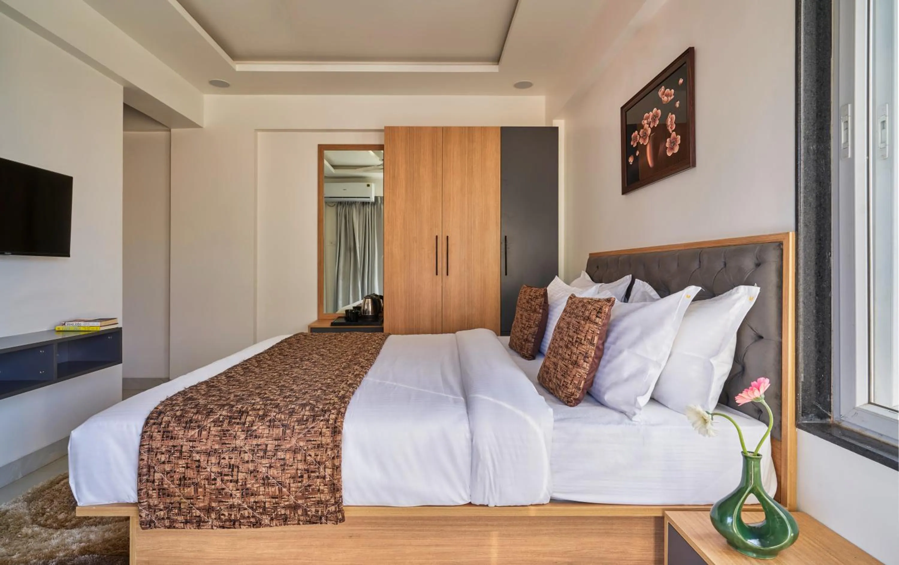 Photo of the whole room, Bed in Drizzle Resort with Swimming pool Near Maapro Garden