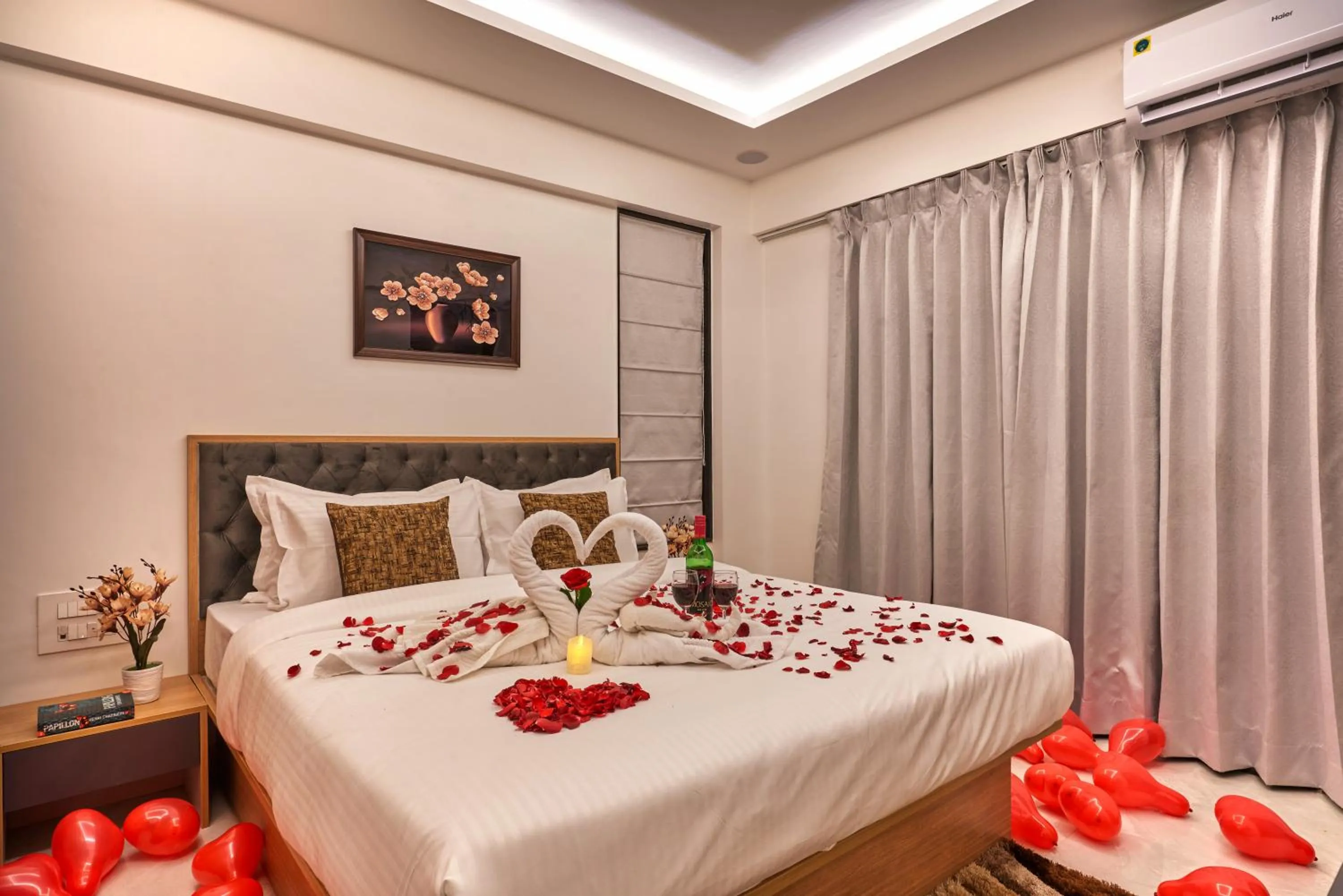 Photo of the whole room, Bed in Drizzle Resort with Swimming pool Near Maapro Garden