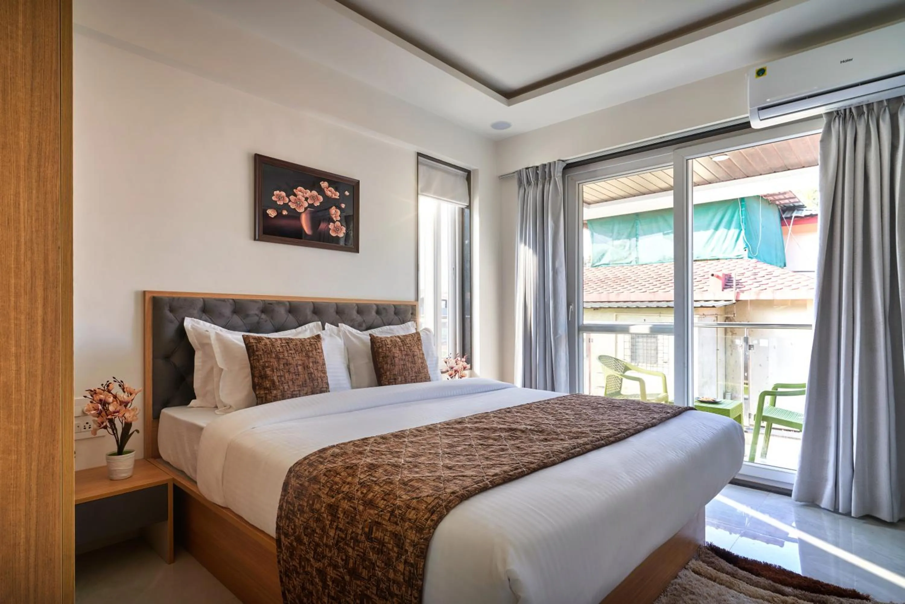 Drizzle Resort with Swimming pool Near Maapro Garden