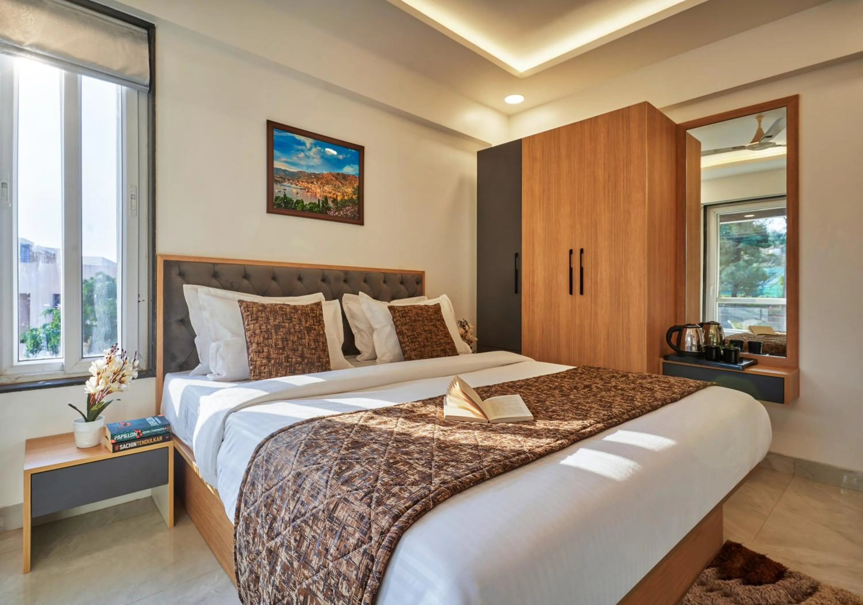 Photo of the whole room, Bed in Drizzle Resort with Swimming pool Near Maapro Garden