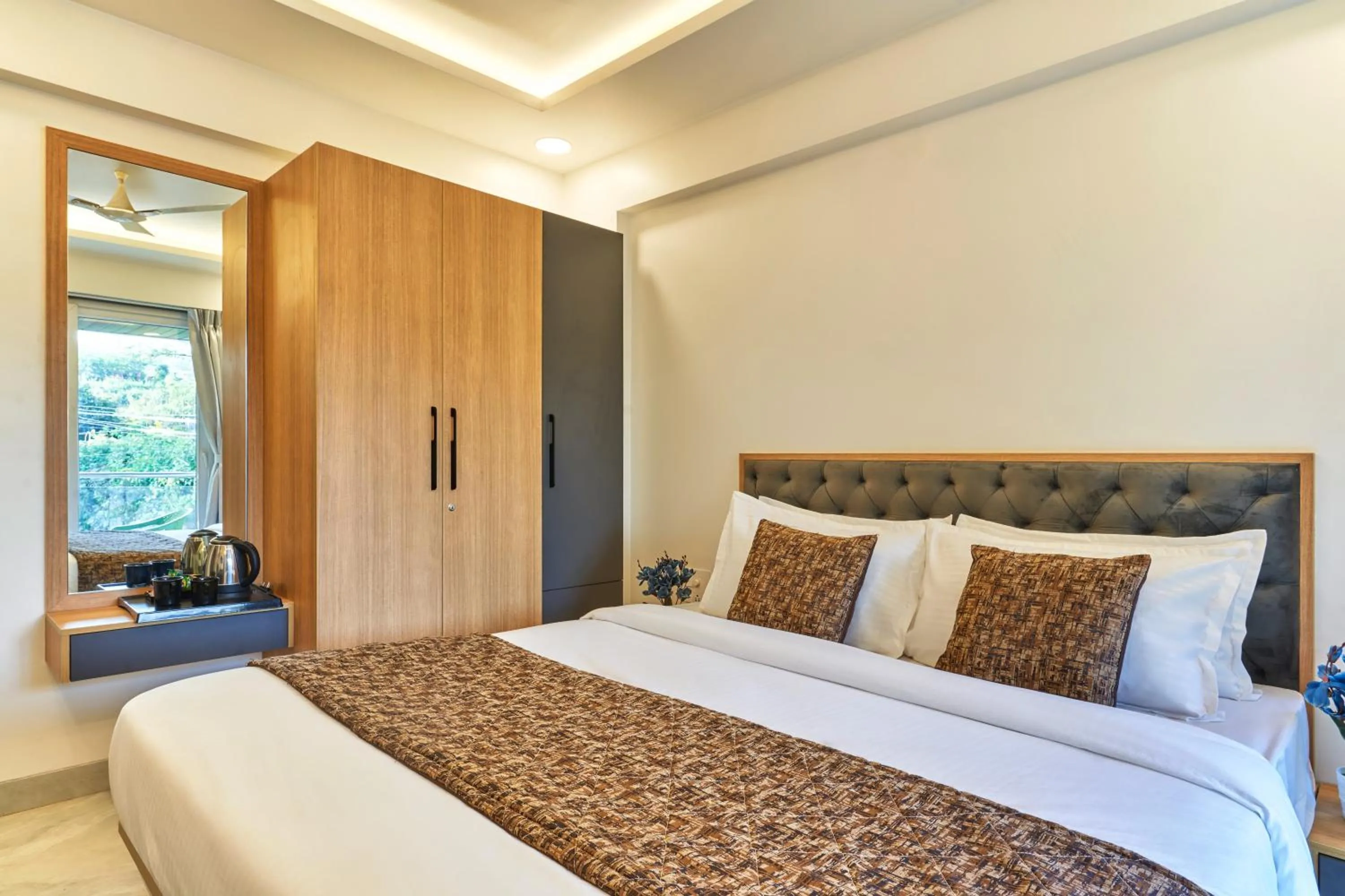 Photo of the whole room, Bed in Drizzle Resort with Swimming pool Near Maapro Garden