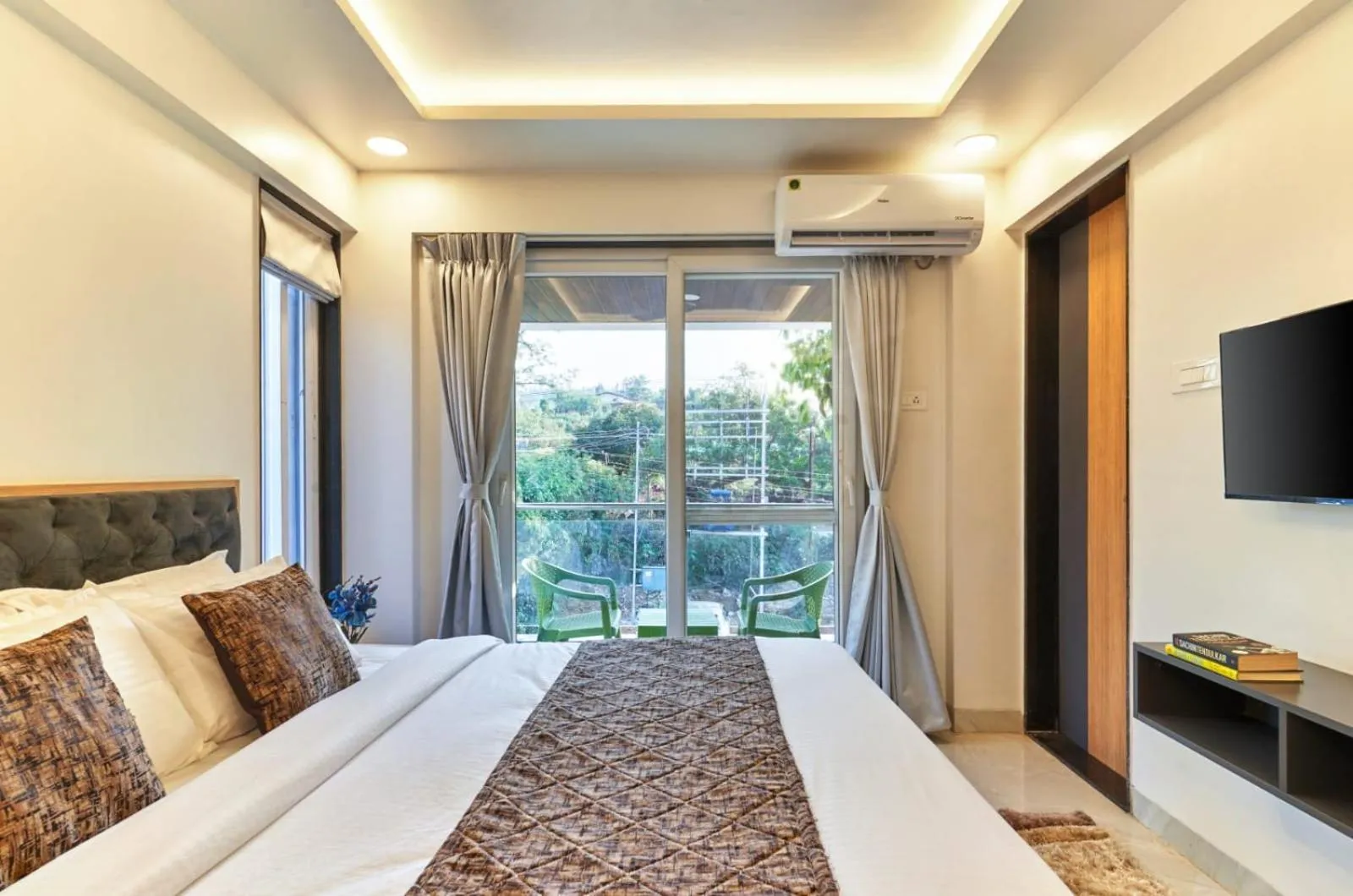 Bed in Drizzle Resort with Swimming pool Near Maapro Garden