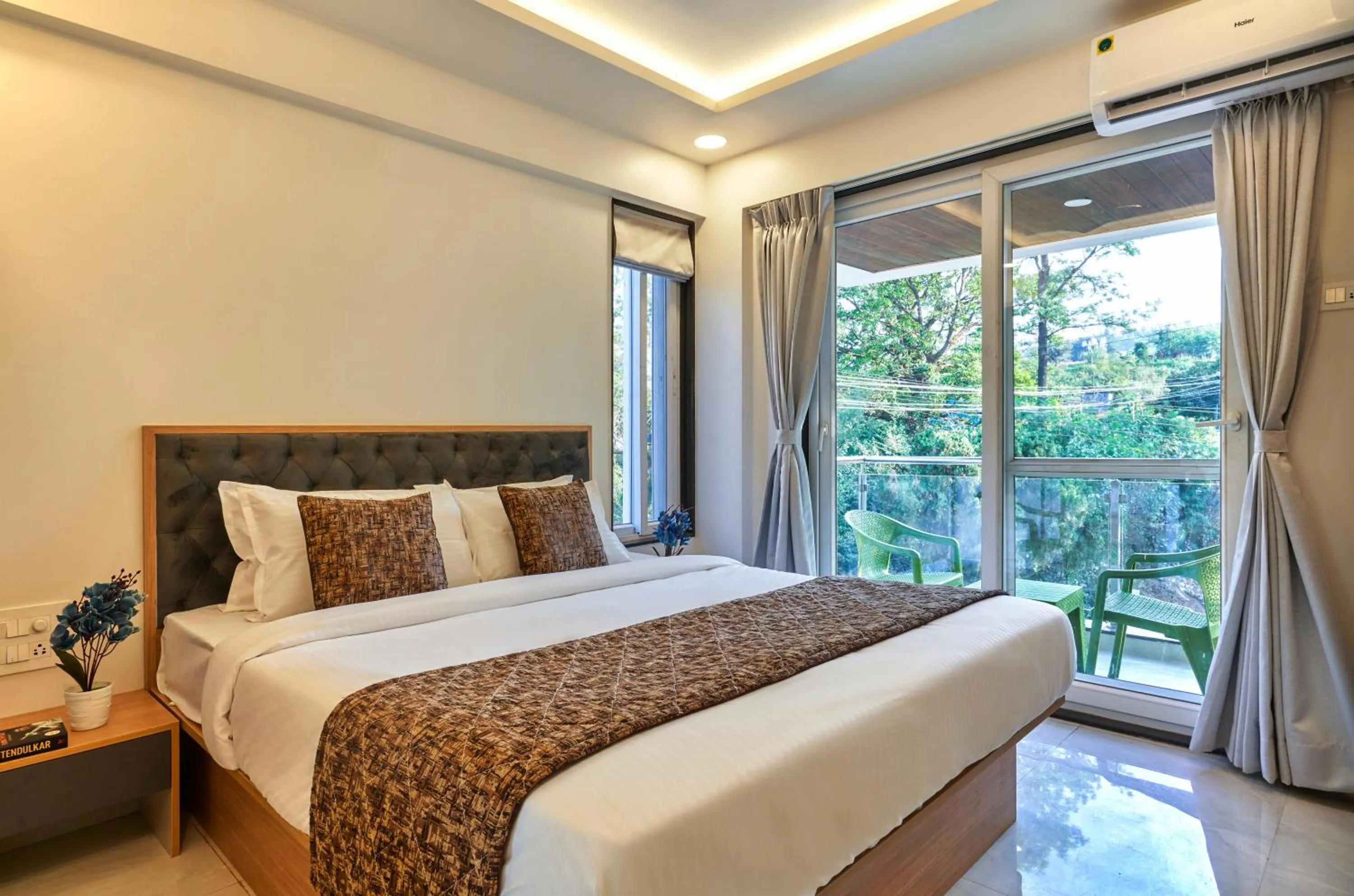 Photo of the whole room, Bed in Drizzle Resort with Swimming pool Near Maapro Garden