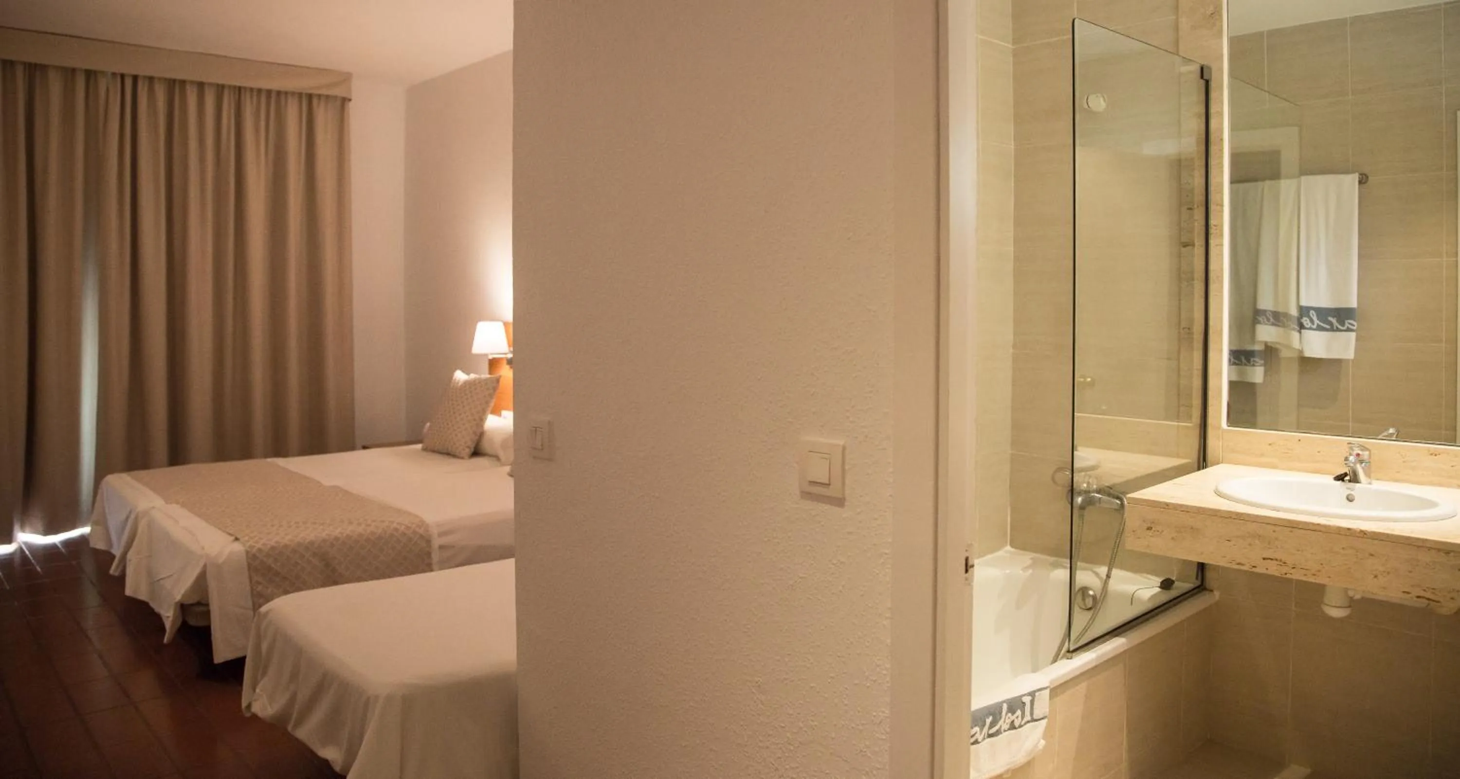 Shower, Bed in Carlos III