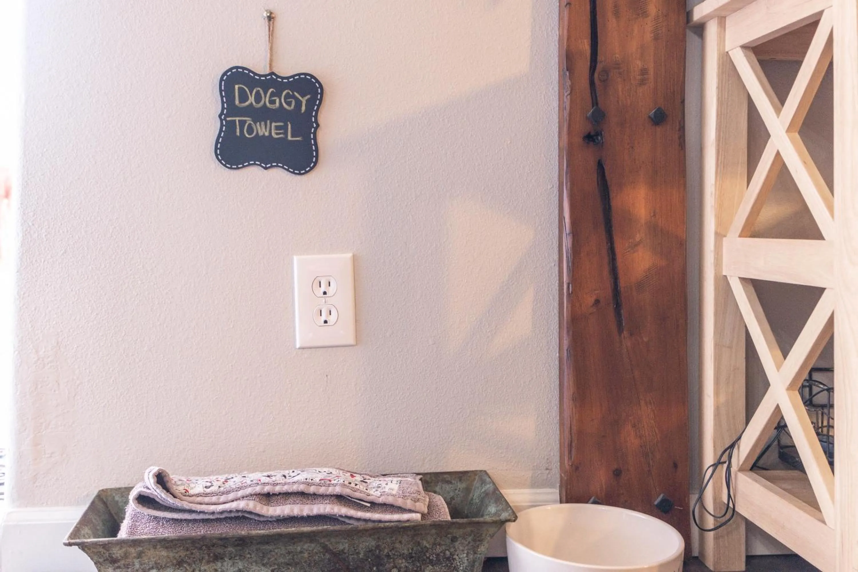 pet friendly in Beautiful Country Apartment, AC, Pickleball, Billiards, Playground, Gardens