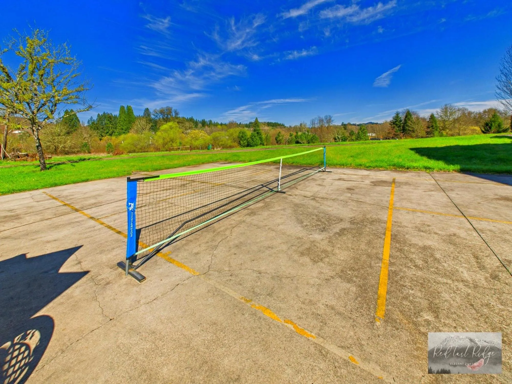 Garden in Beautiful Country Apartment, AC, Pickleball, Billiards, Playground, Gardens