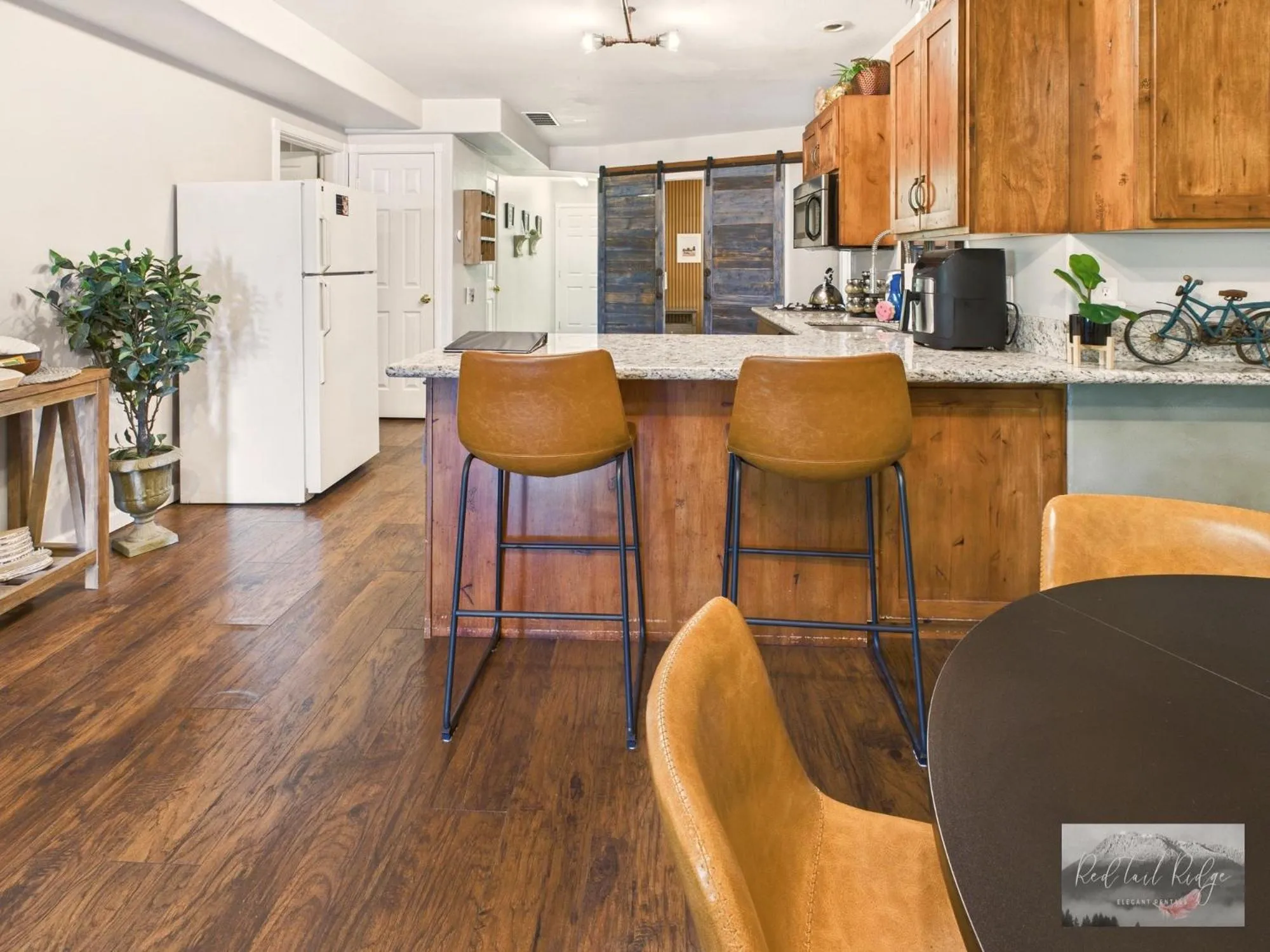 Dining area in Beautiful Country Apartment, AC, Pickleball, Billiards, Playground, Gardens