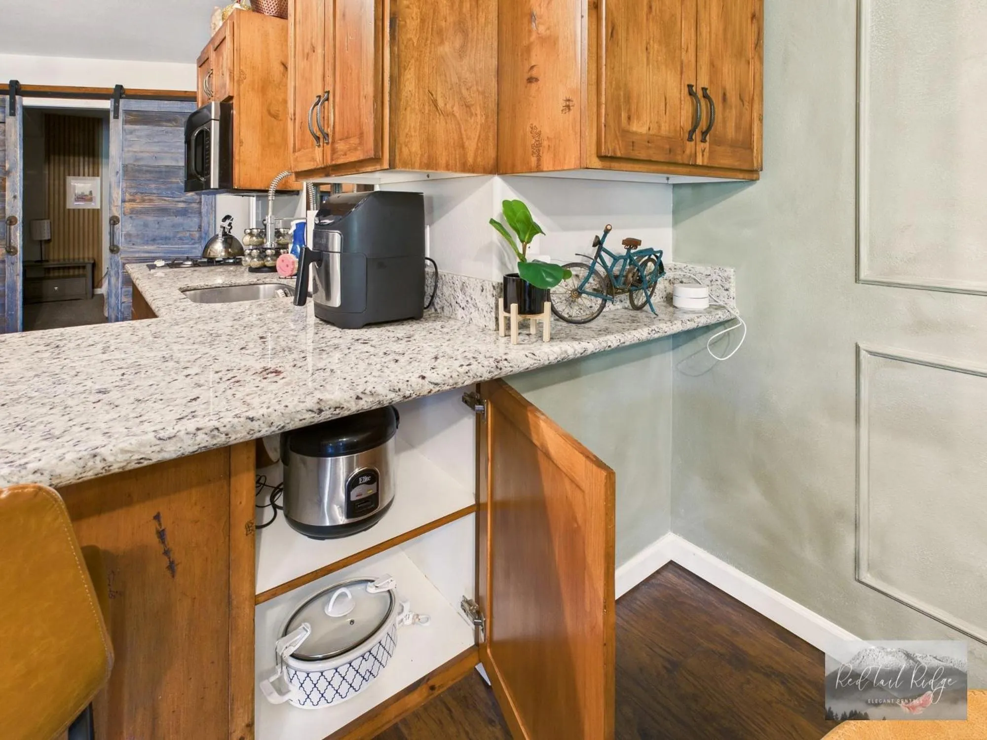 kitchen in Beautiful Country Apartment, AC, Pickleball, Billiards, Playground, Gardens
