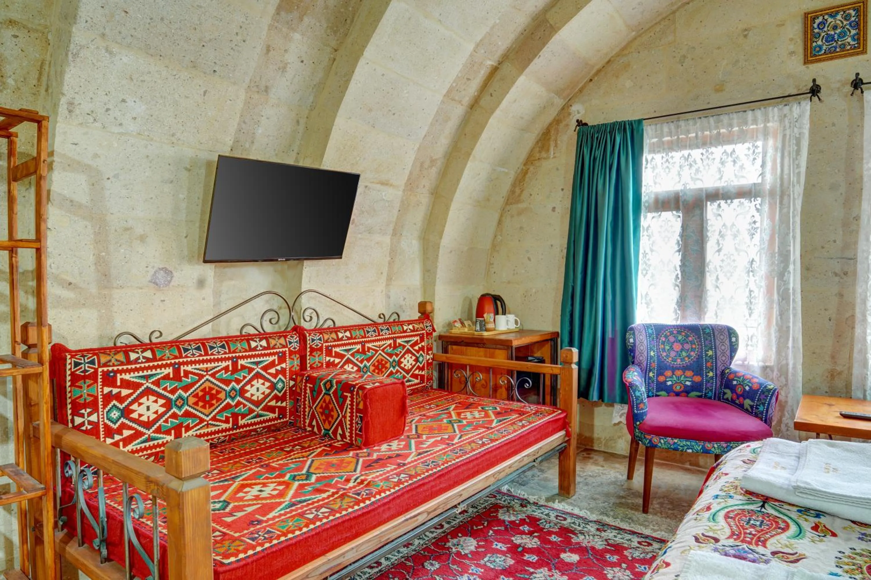 Seating area, Bed in Atax Cave House