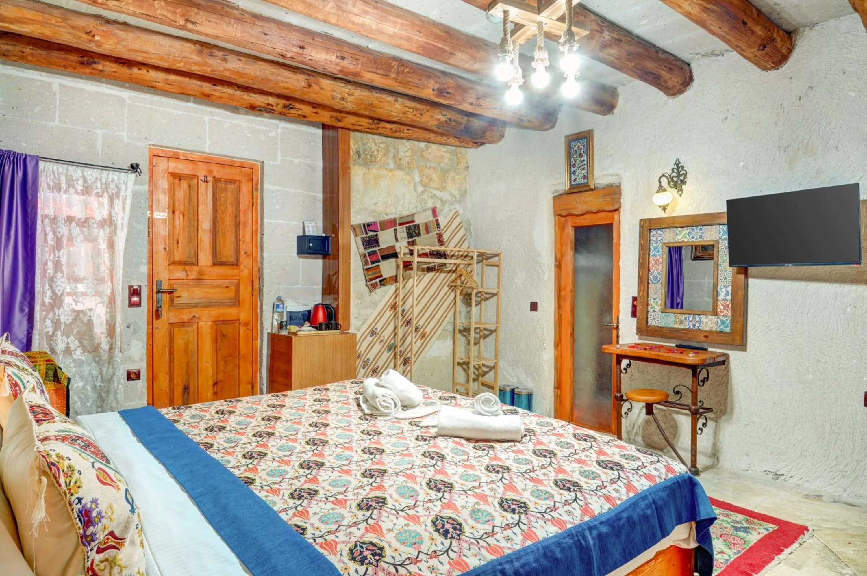 Bedroom, Bed in Atax Cave House