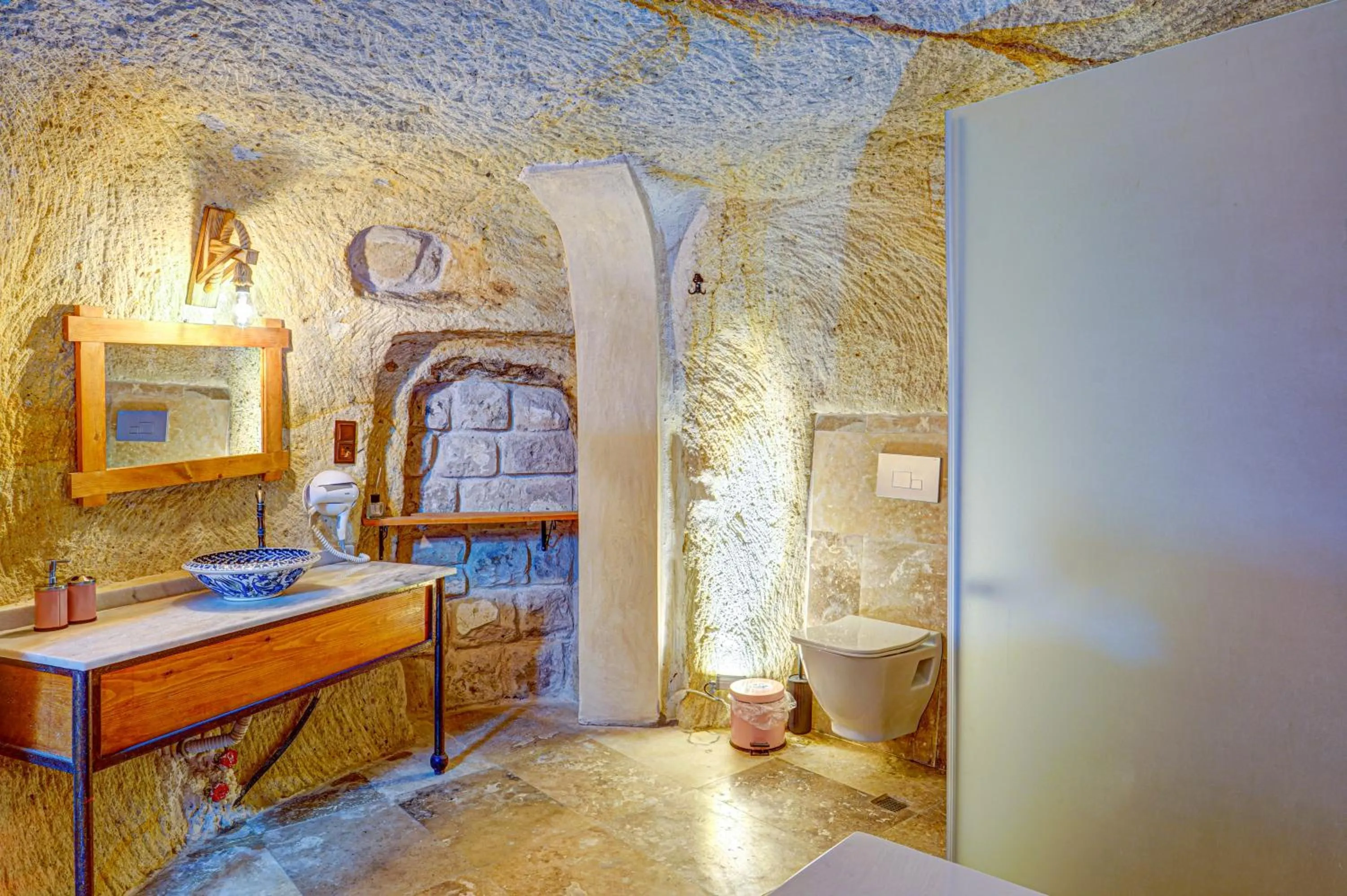 Bathroom, Bed in Atax Cave House