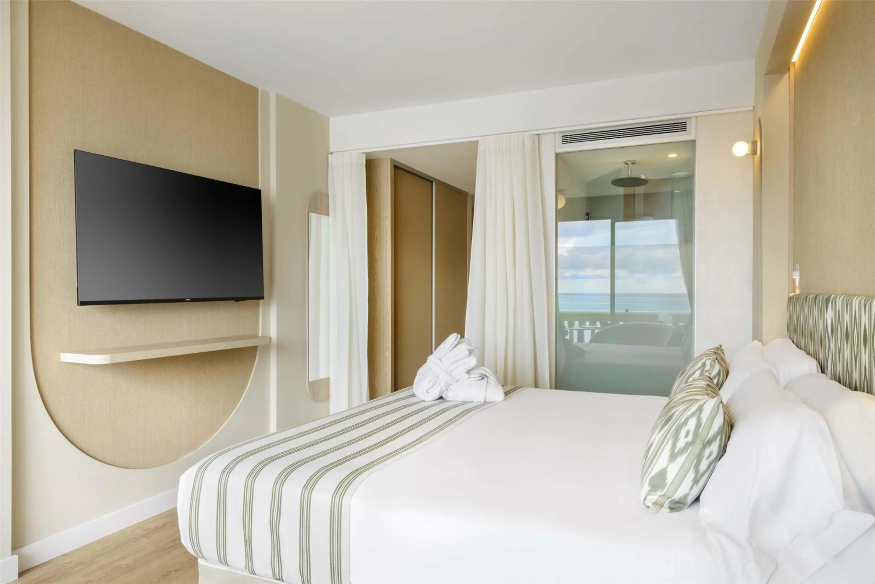 Bedroom, Bed in Barceló Illetas Albatros - Adults Only