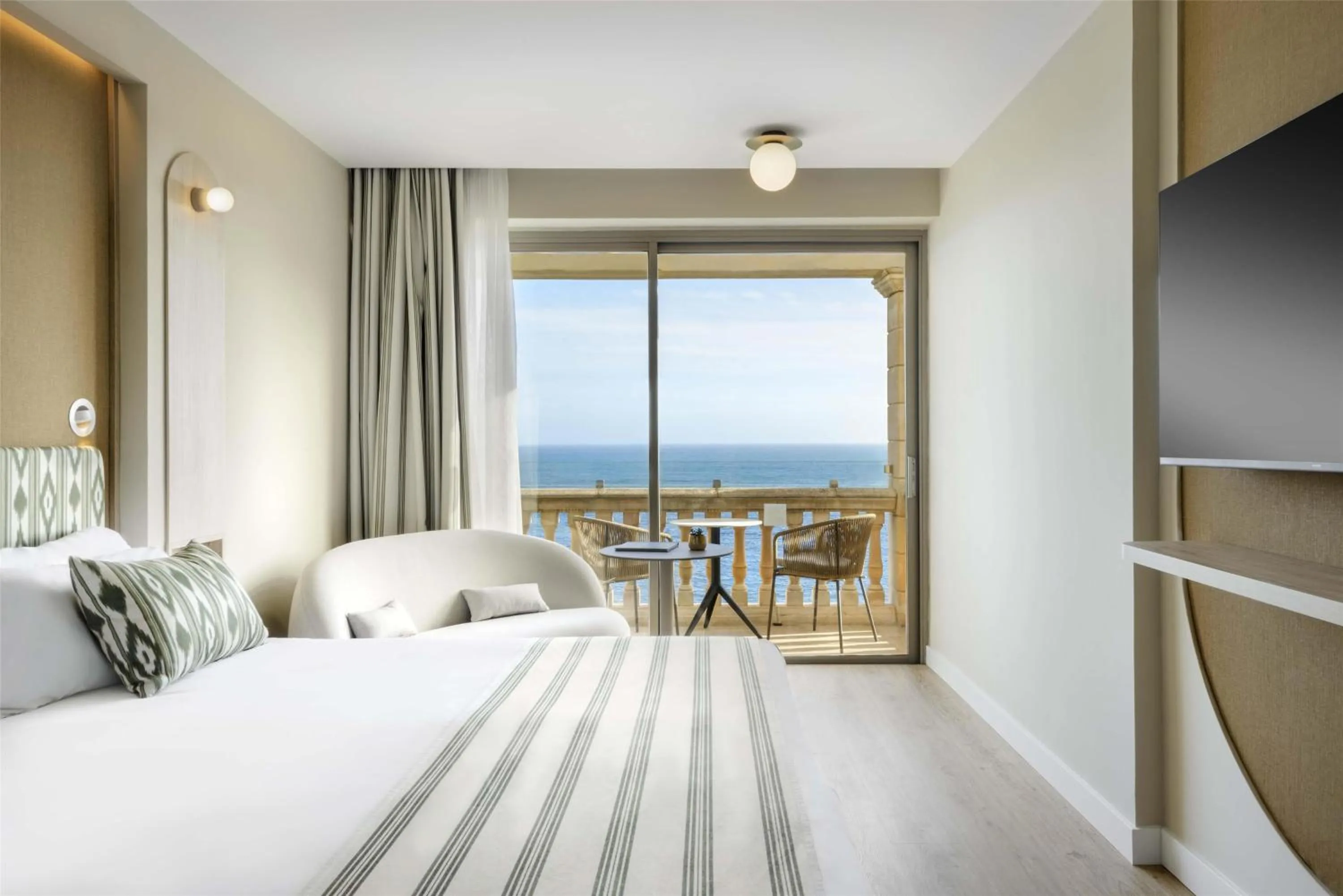 Photo of the whole room, Bed in Barceló Illetas Albatros - Adults Only