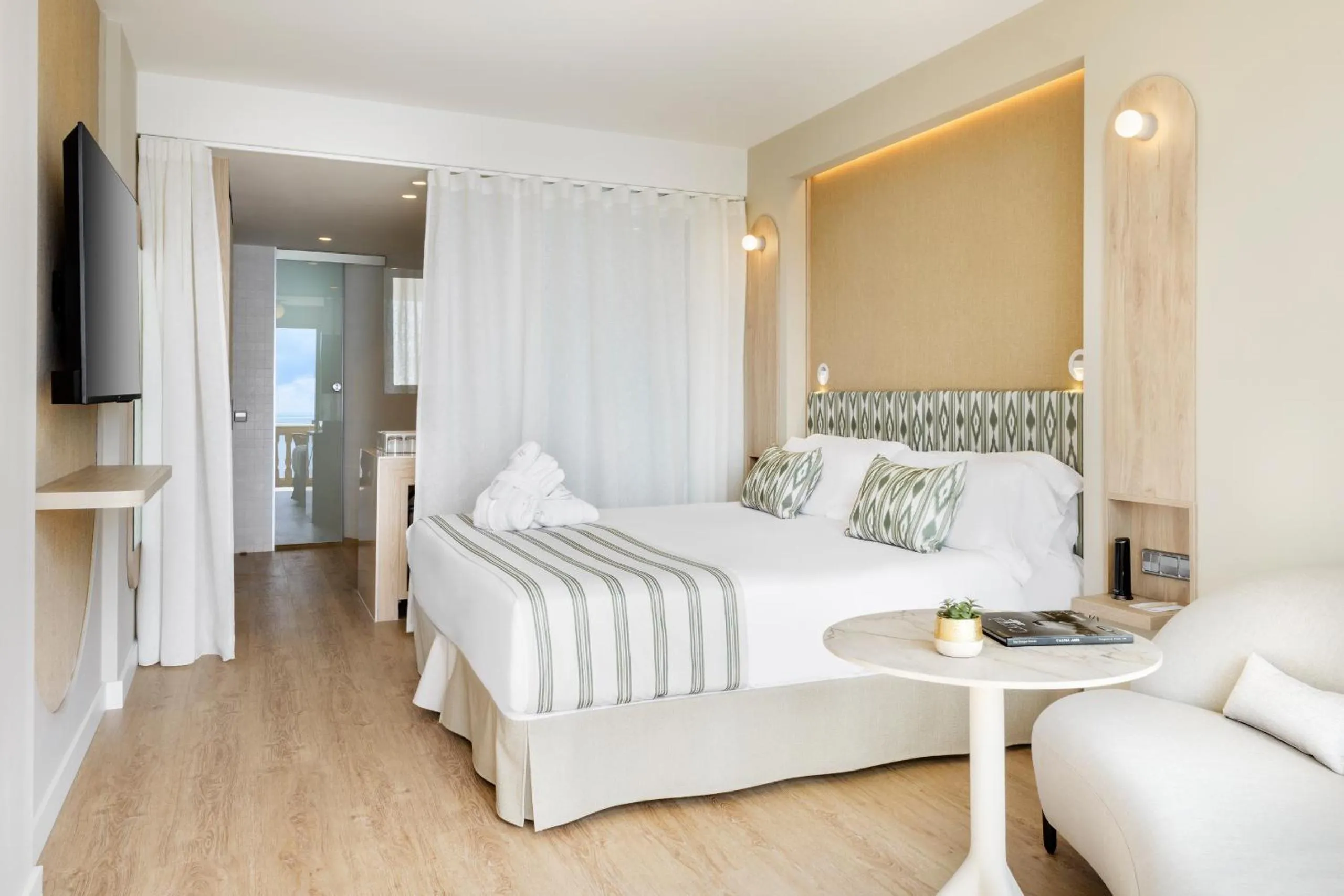 Bedroom, Bed in Barceló Illetas Albatros - Adults Only