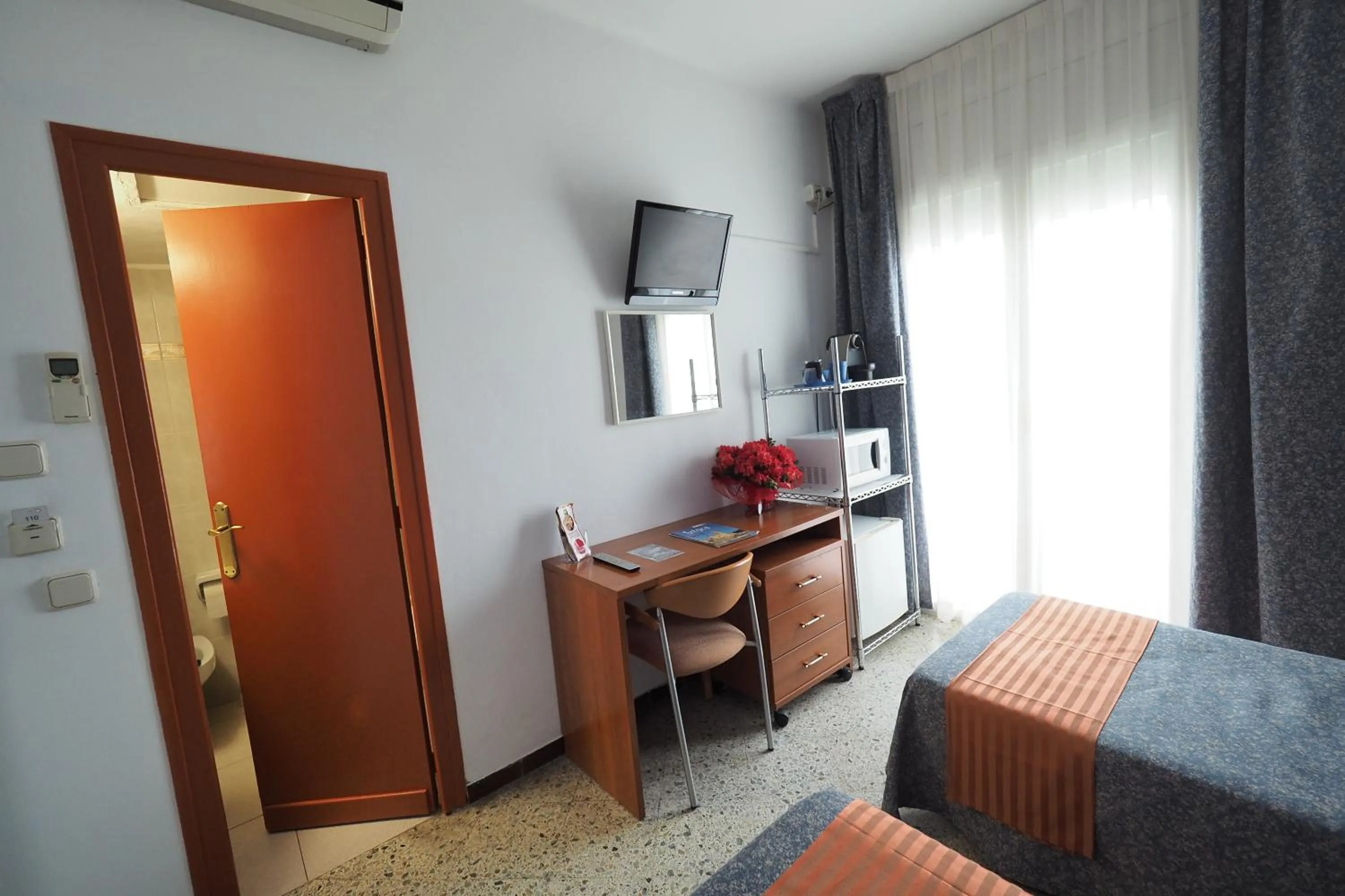 Photo of the whole room in Hotel Montserrat