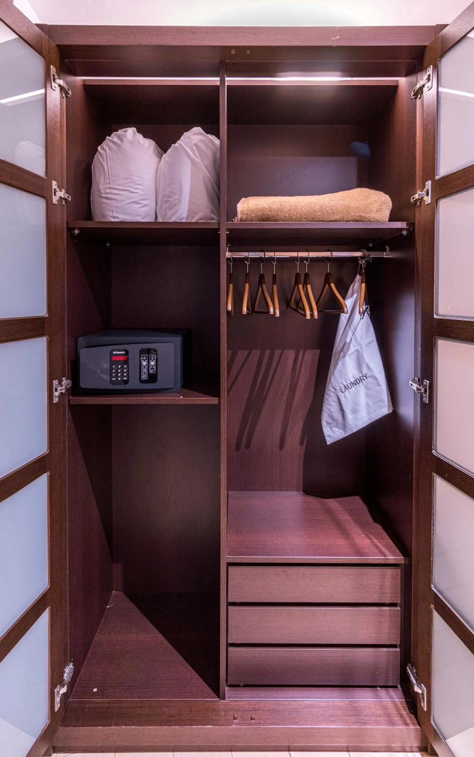 wardrobe in Hotel Madanis