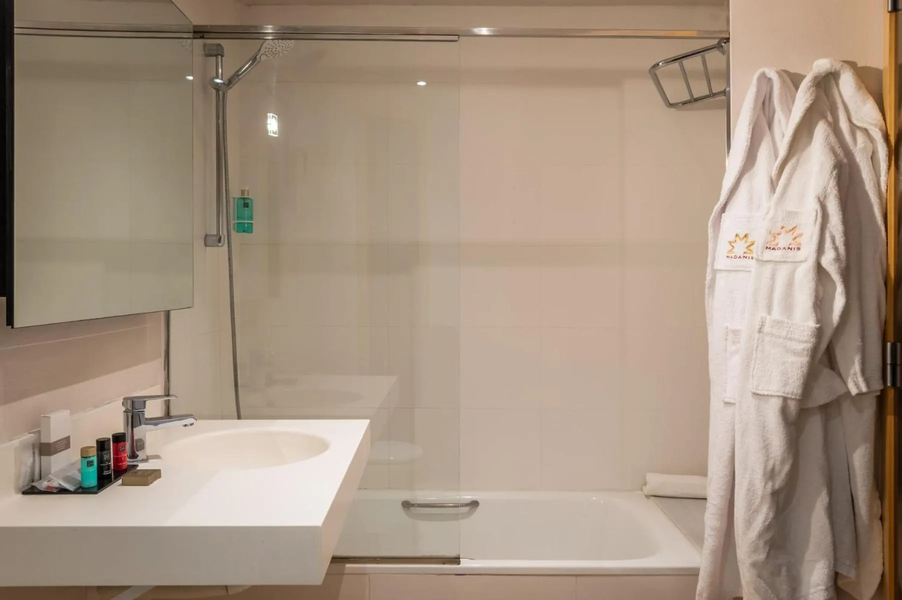 Bathroom in Hotel Madanis