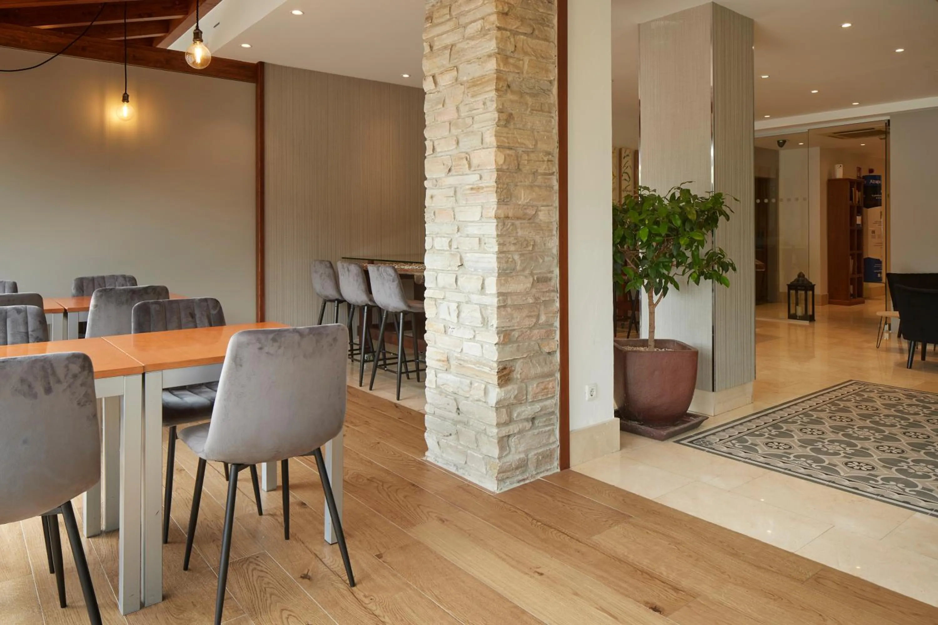 Lobby or reception in Hotel Iriguibel Huarte Pamplona