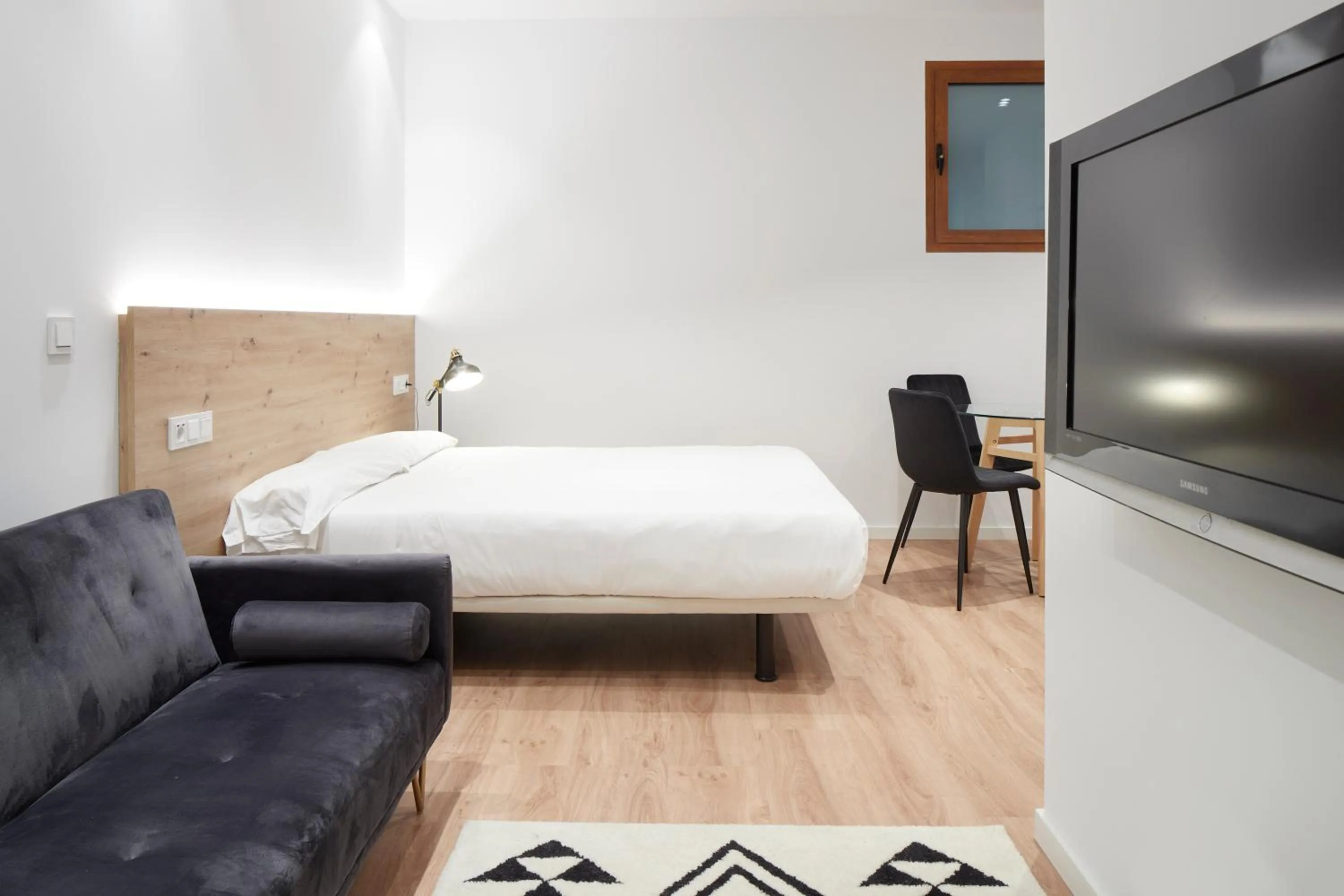 TV and multimedia, Bed in Hotel Iriguibel Huarte Pamplona