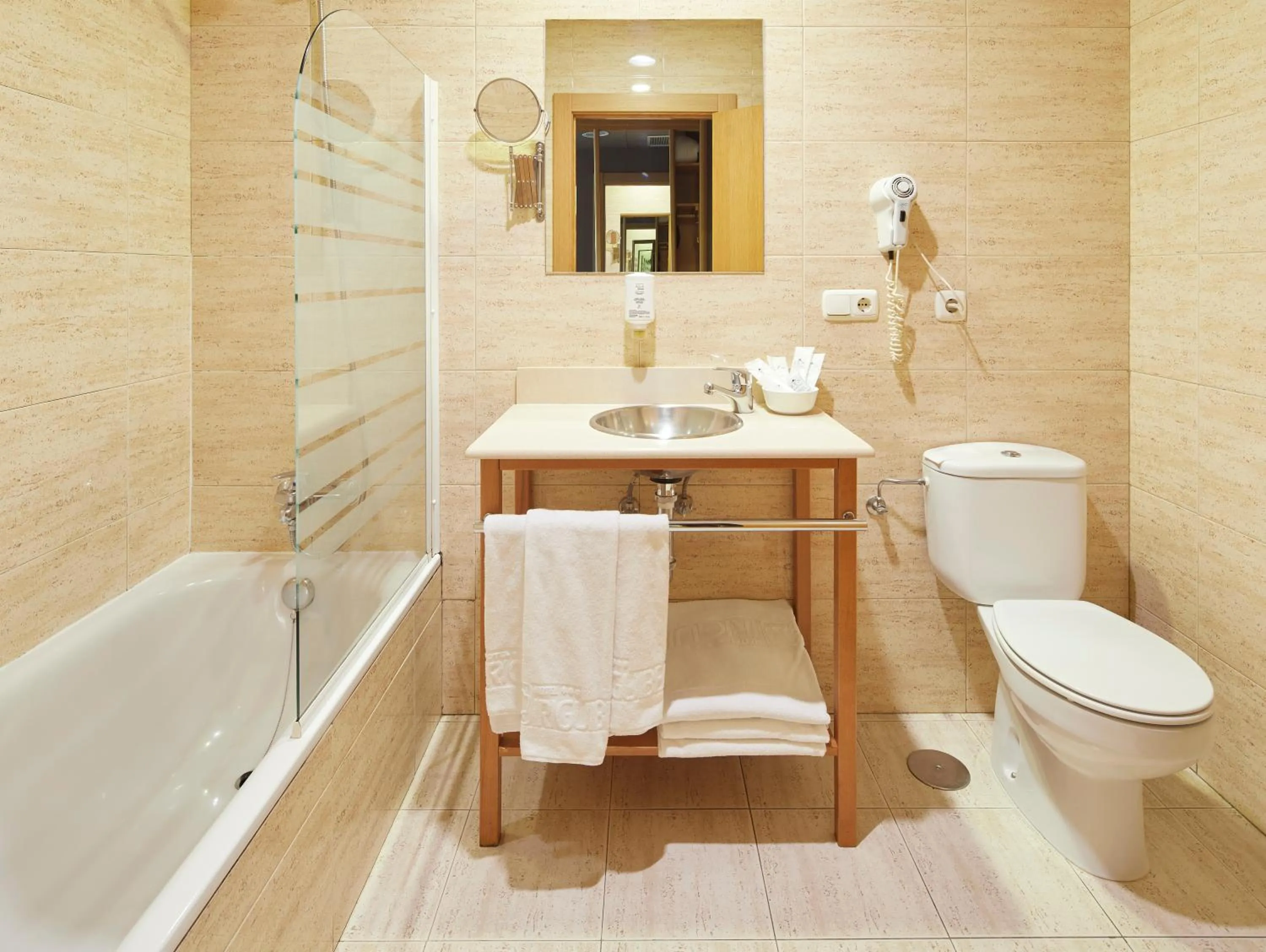 Toilet in Hotel Iriguibel Huarte Pamplona