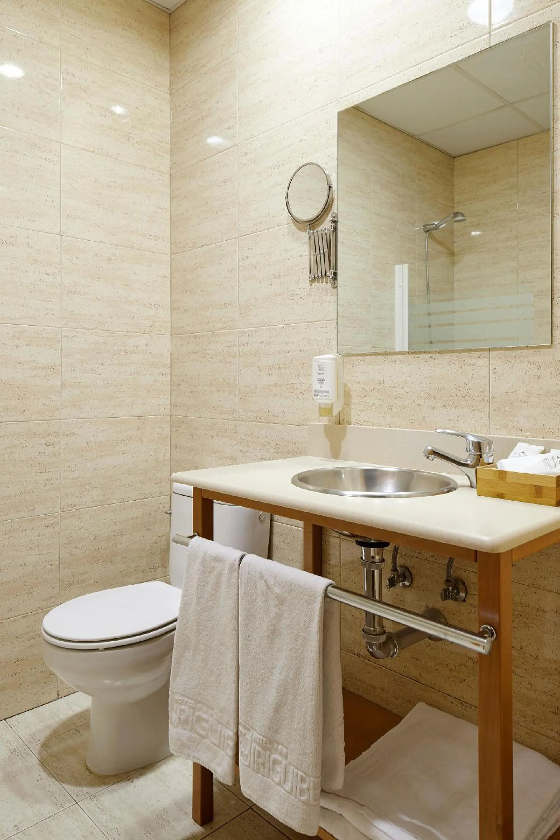 Toilet in Hotel Iriguibel Huarte Pamplona