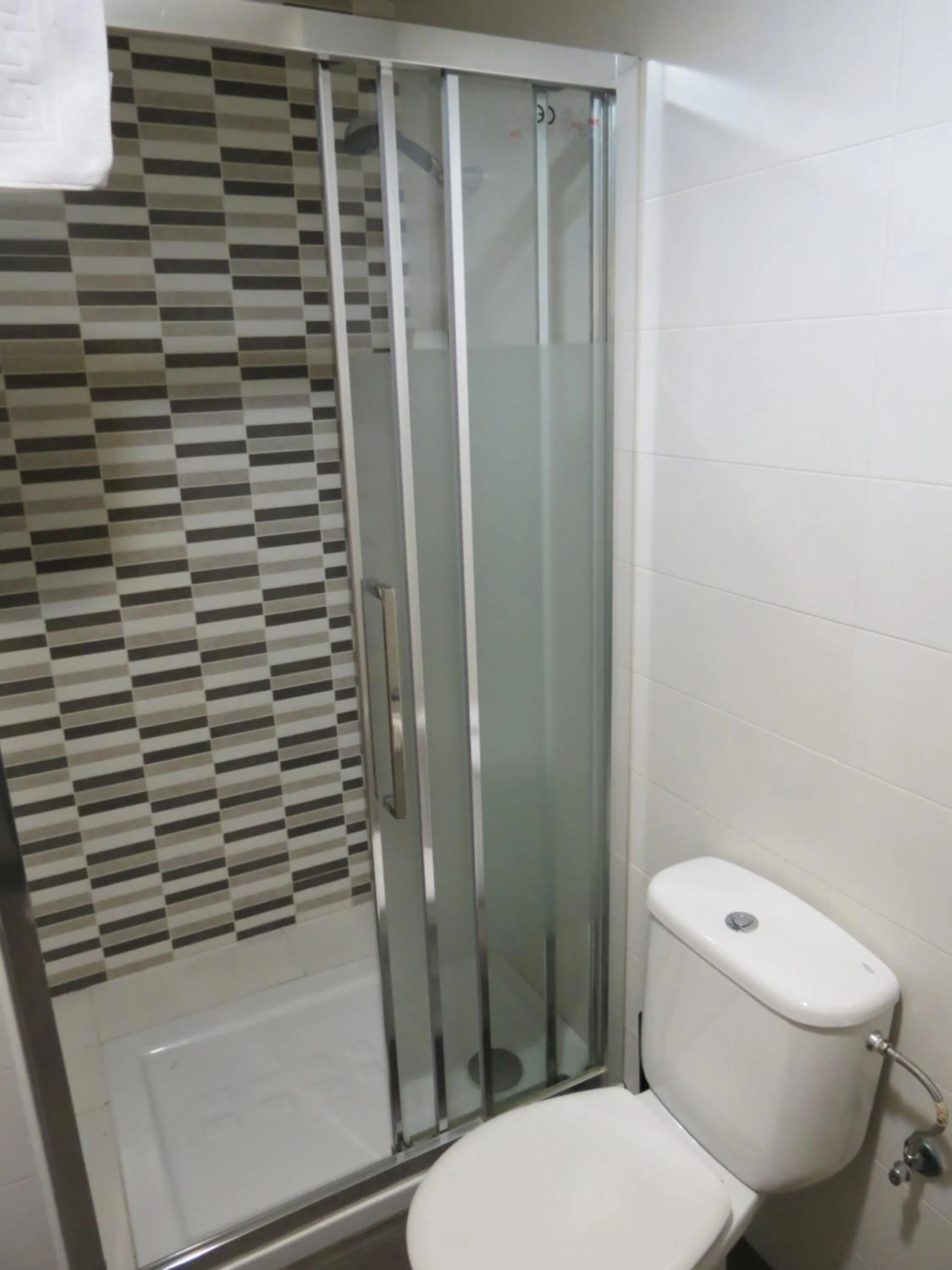 Shower in Pensión Don Claudio