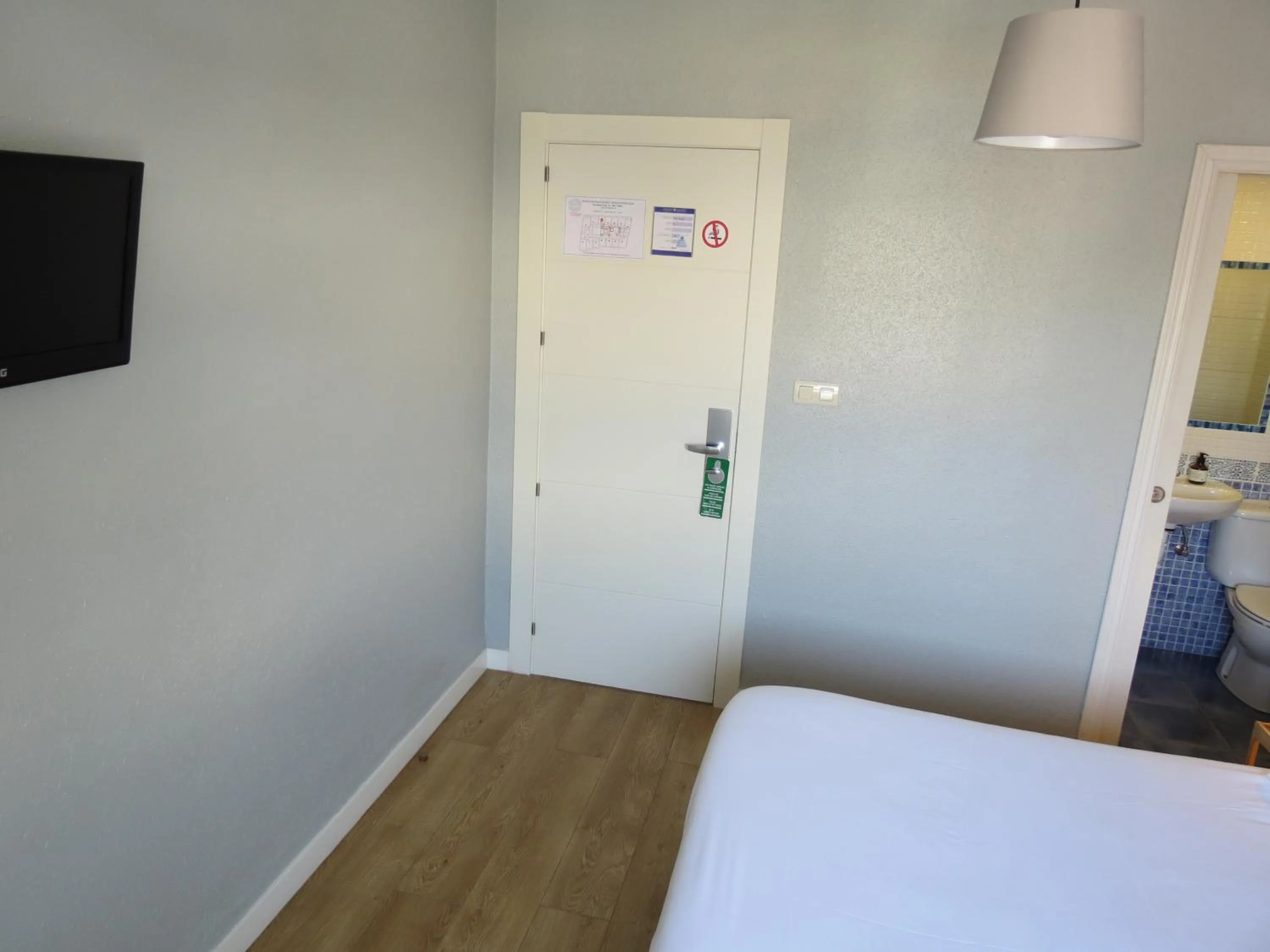 Photo of the whole room, Bed in Pensión Don Claudio