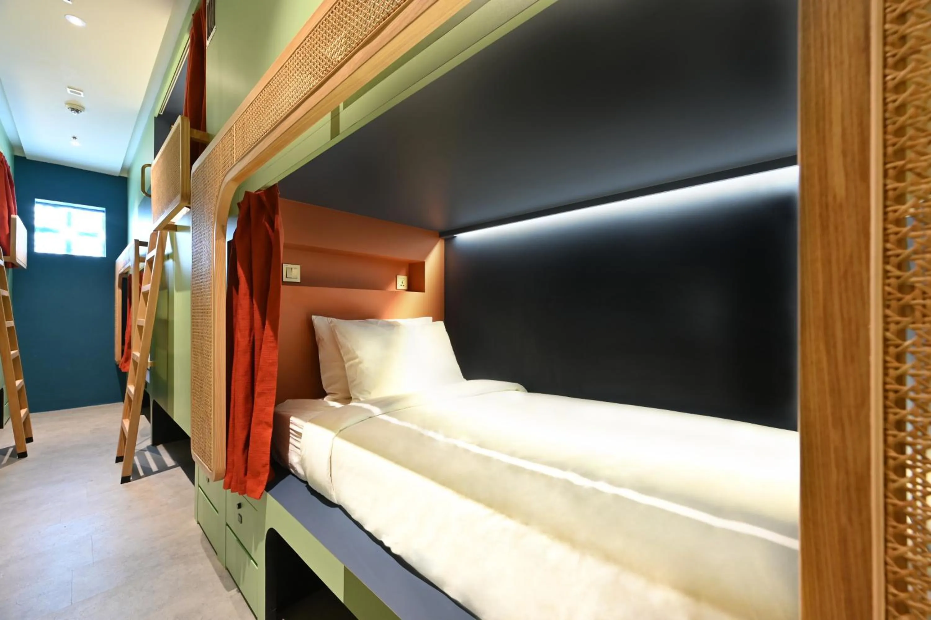 Bed in Dream Chaser Boutique Capsule Hotel