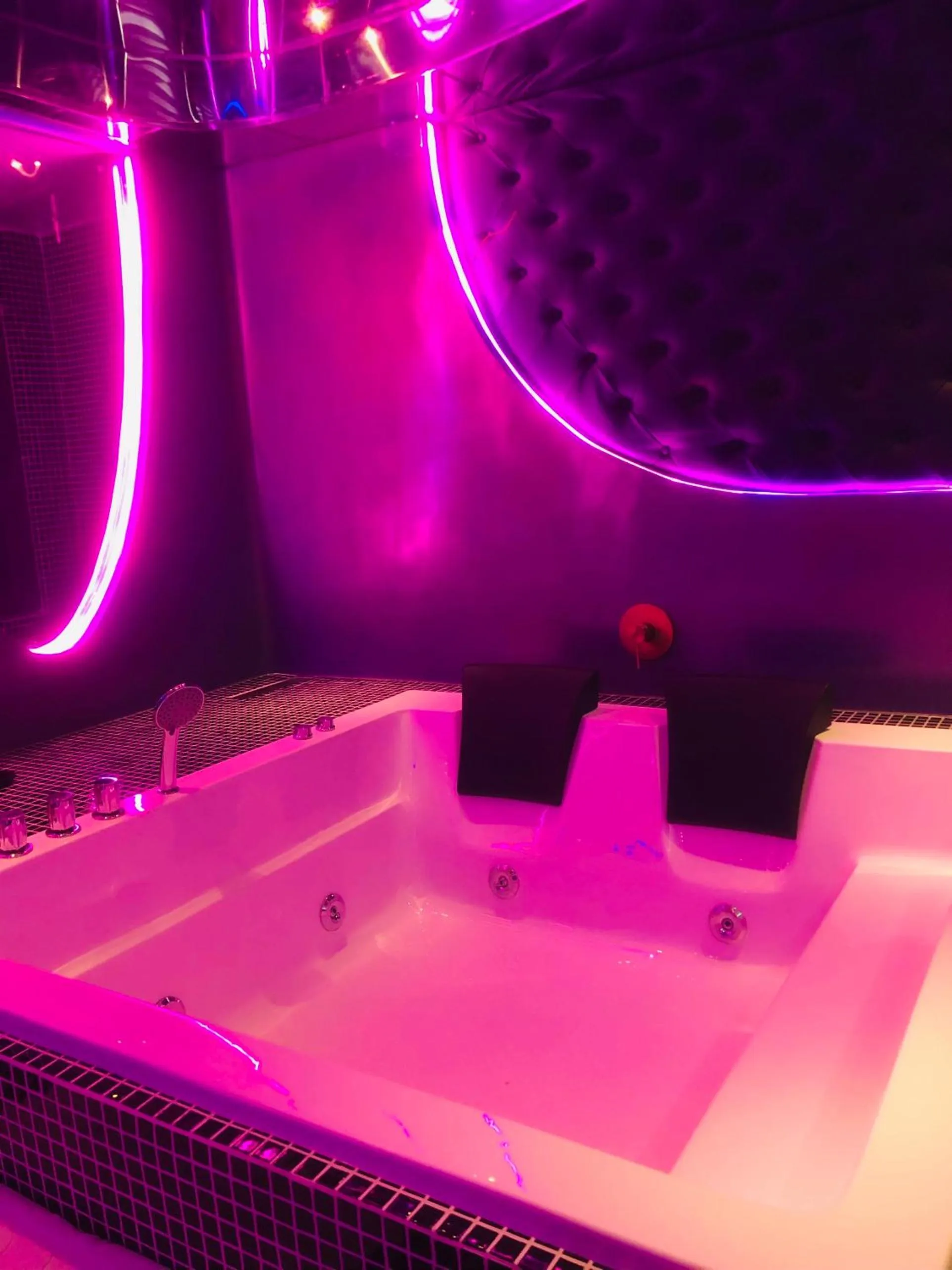 Hot Tub in Dazi Signature