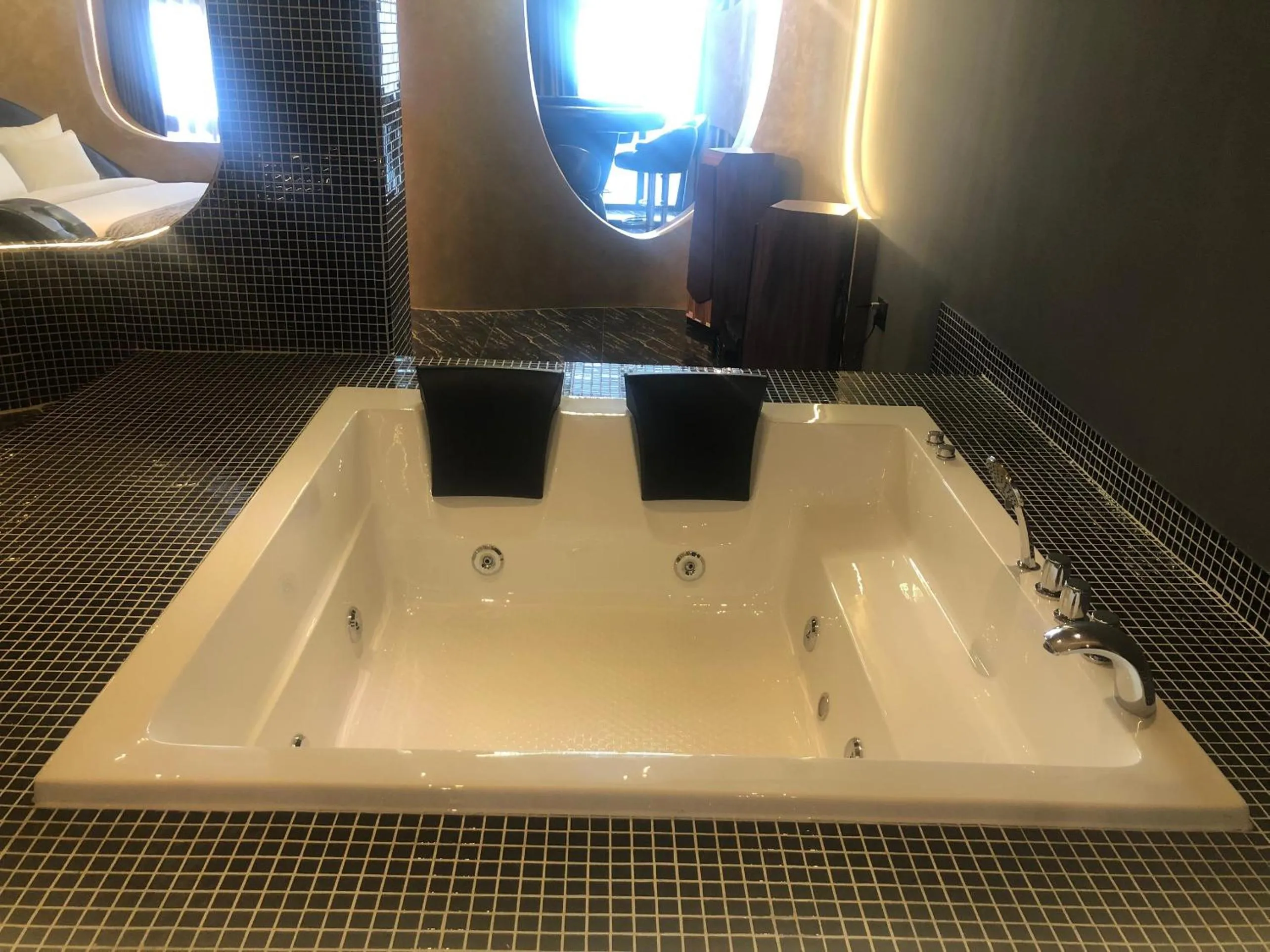 Hot Tub in Dazi Signature