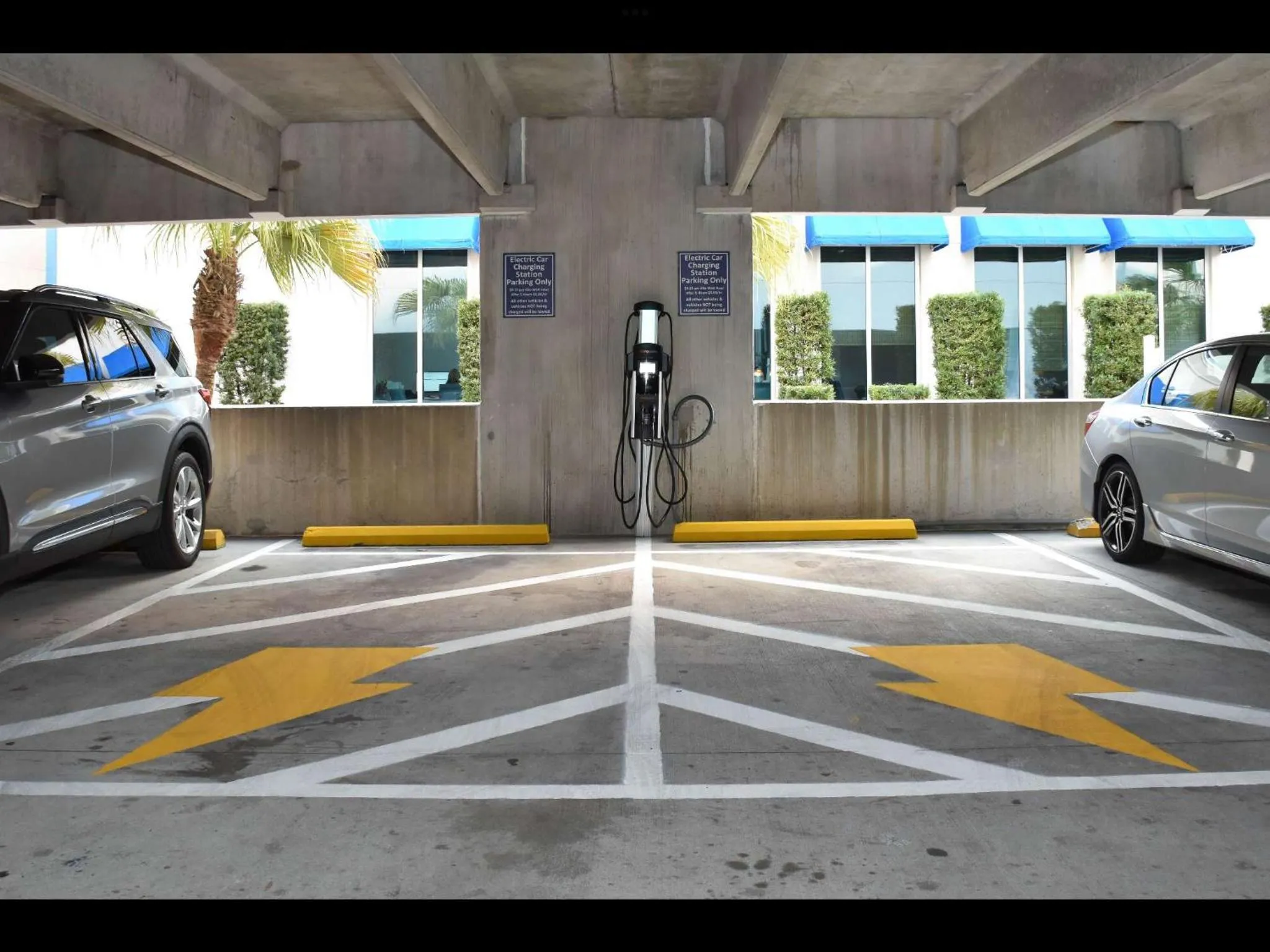 Parking in Sunrise Surprise 9th floor 2BR 2 BA King Suite Beach shuttle, heated pool!