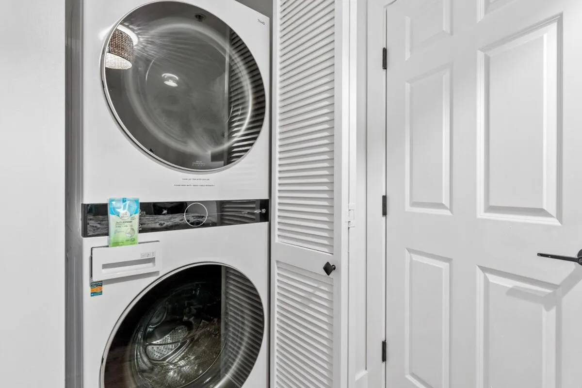 Sunrise Surprise 9th floor 2BR 2 BA King Suite Beach shuttle, heated pool!