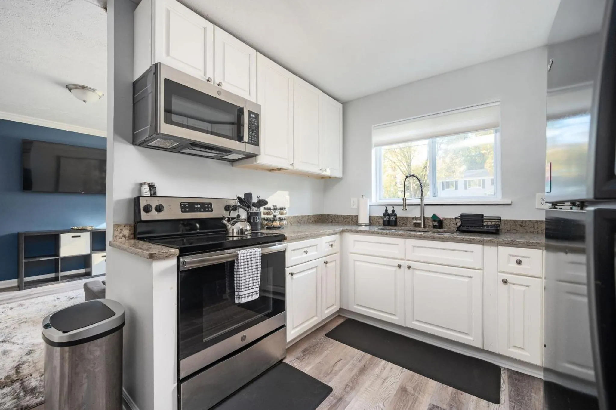 Kitchen or kitchenette in Quiet & Quaint apartment, 5 mins to airport and 15 mins to downtown